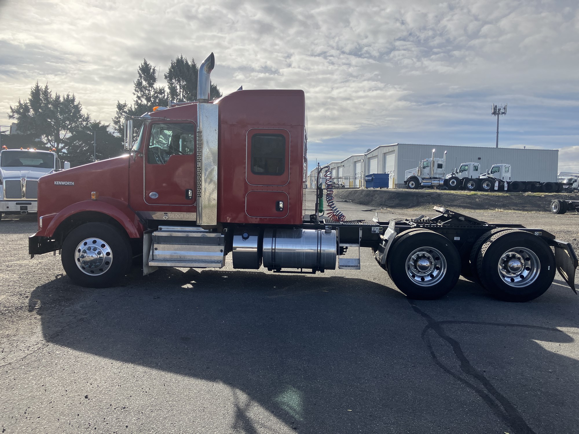 2022 Kenworth T800 - image 2 of 6