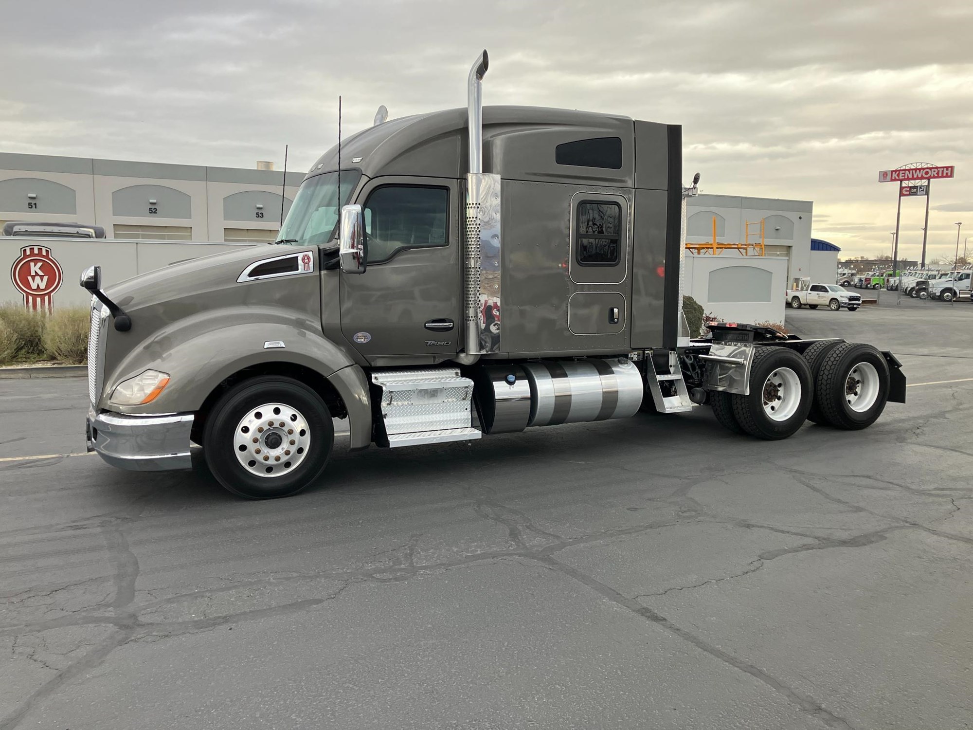 2022 Kenworth T680 - image 1 of 6