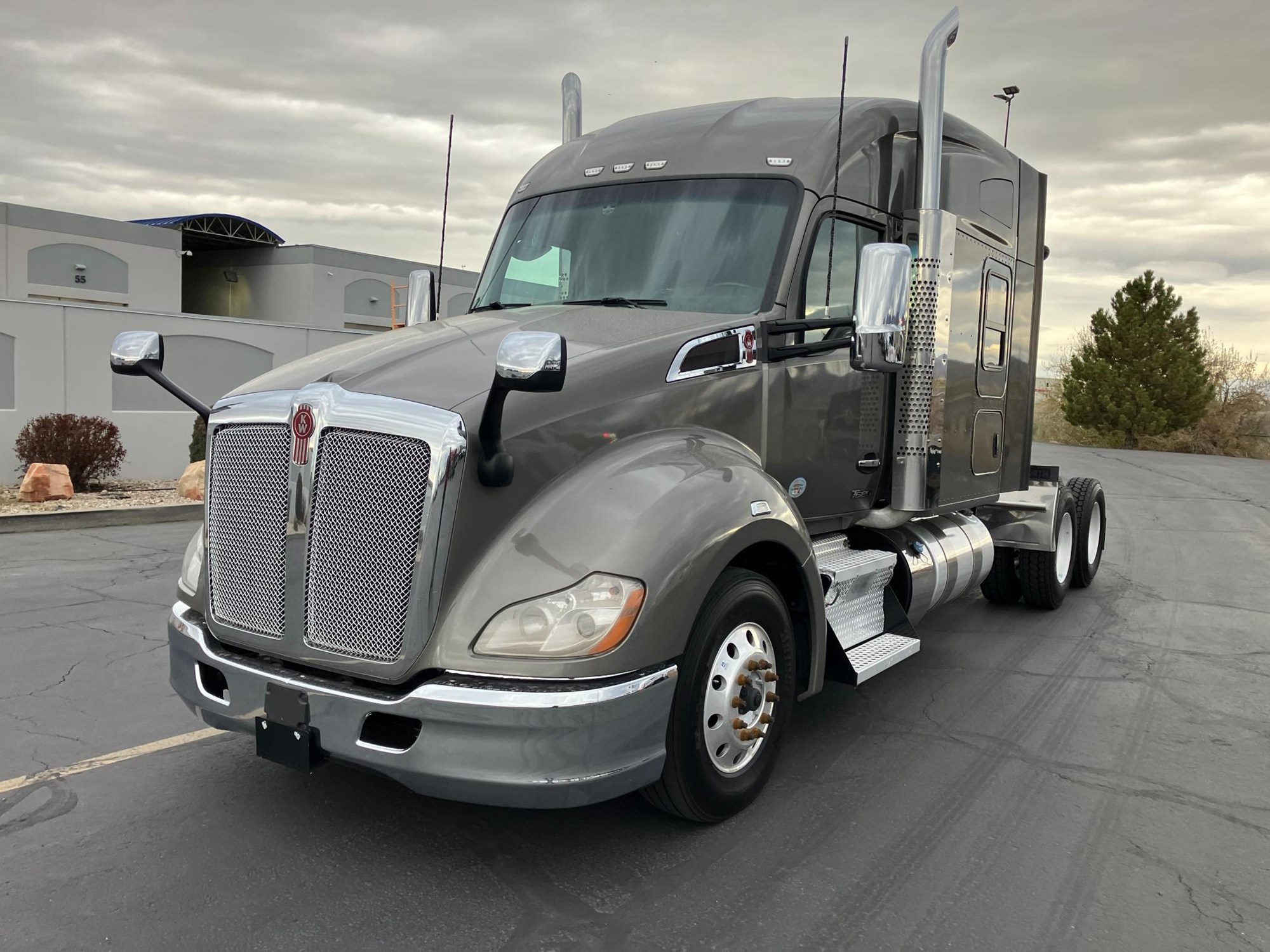 2022 Kenworth T680 - image 2 of 6
