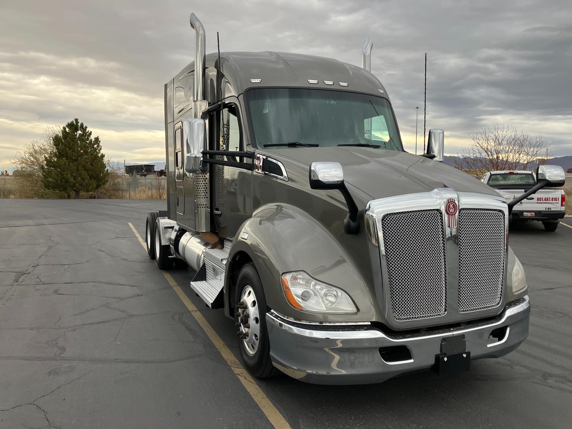 2022 Kenworth T680 - image 3 of 6