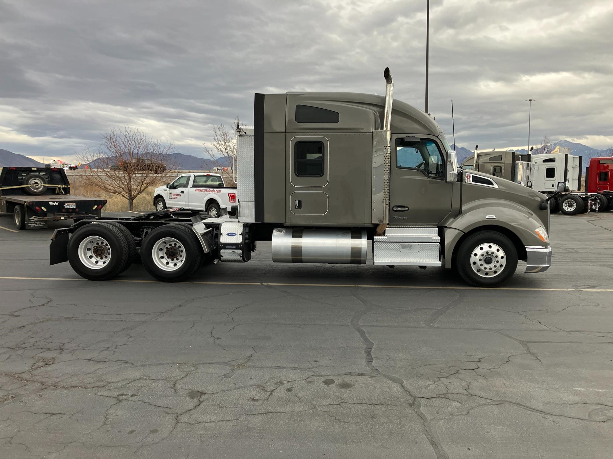 2022 Kenworth T680 - image 4 of 6