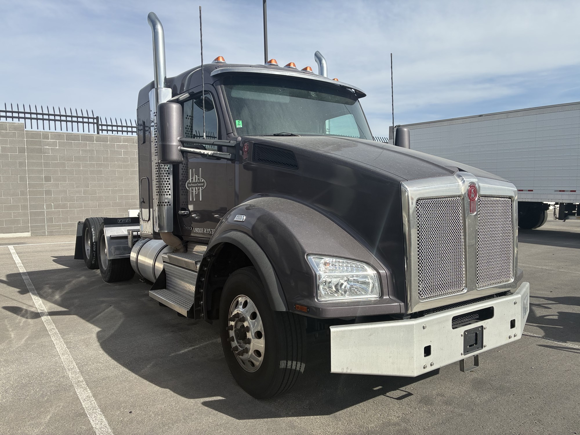 2022 Kenworth T880 2022 Kenworth T880 - image 1 of 6