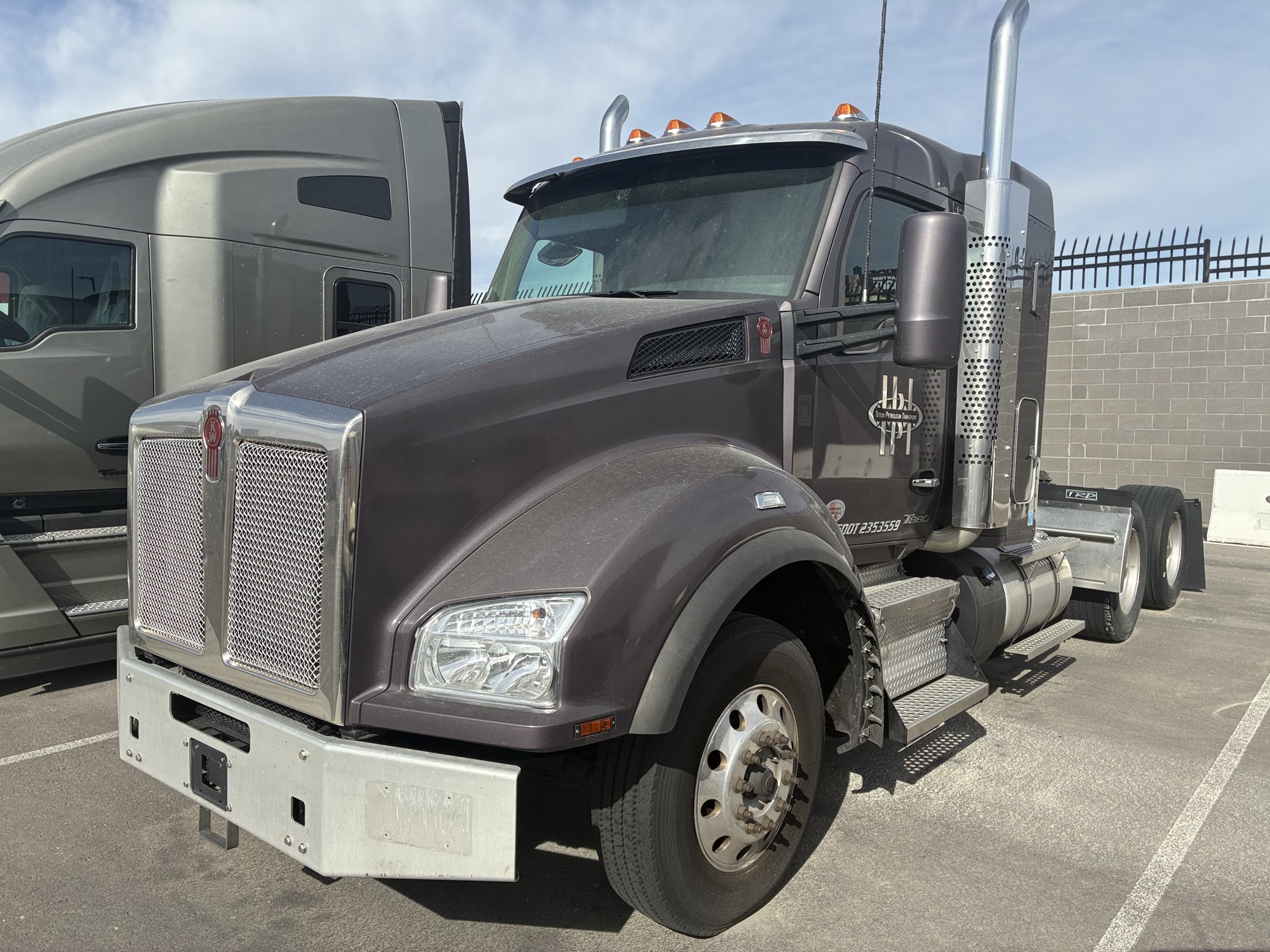 2022 Kenworth T880 2022 Kenworth T880 - image 2 of 6