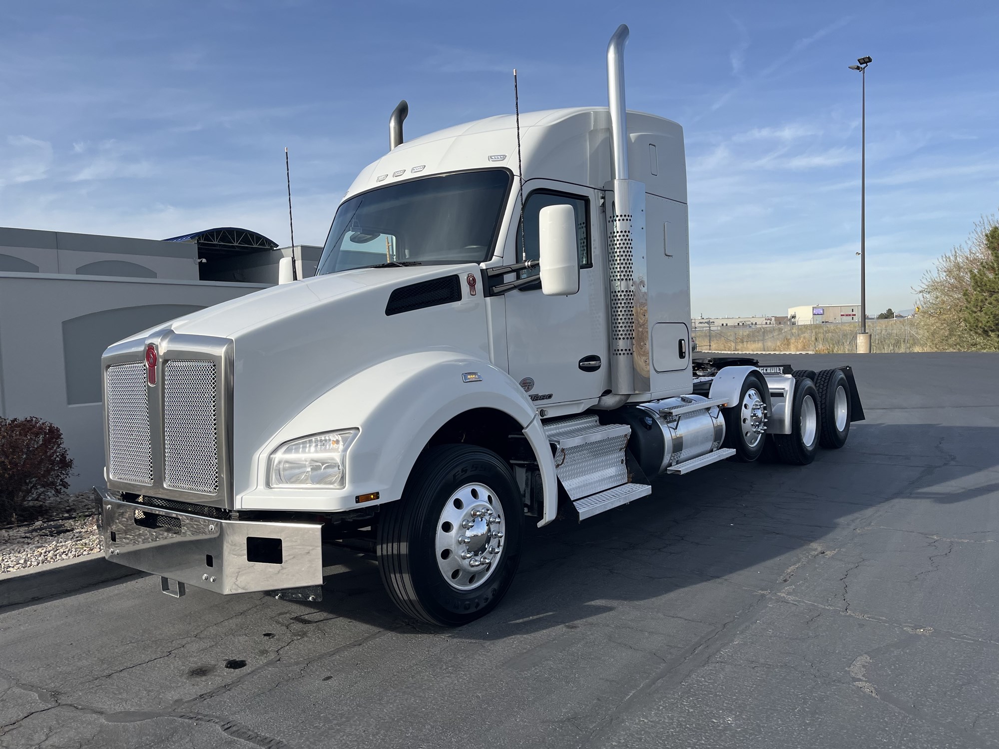 2022 Kenworth T880 - image 2 of 6