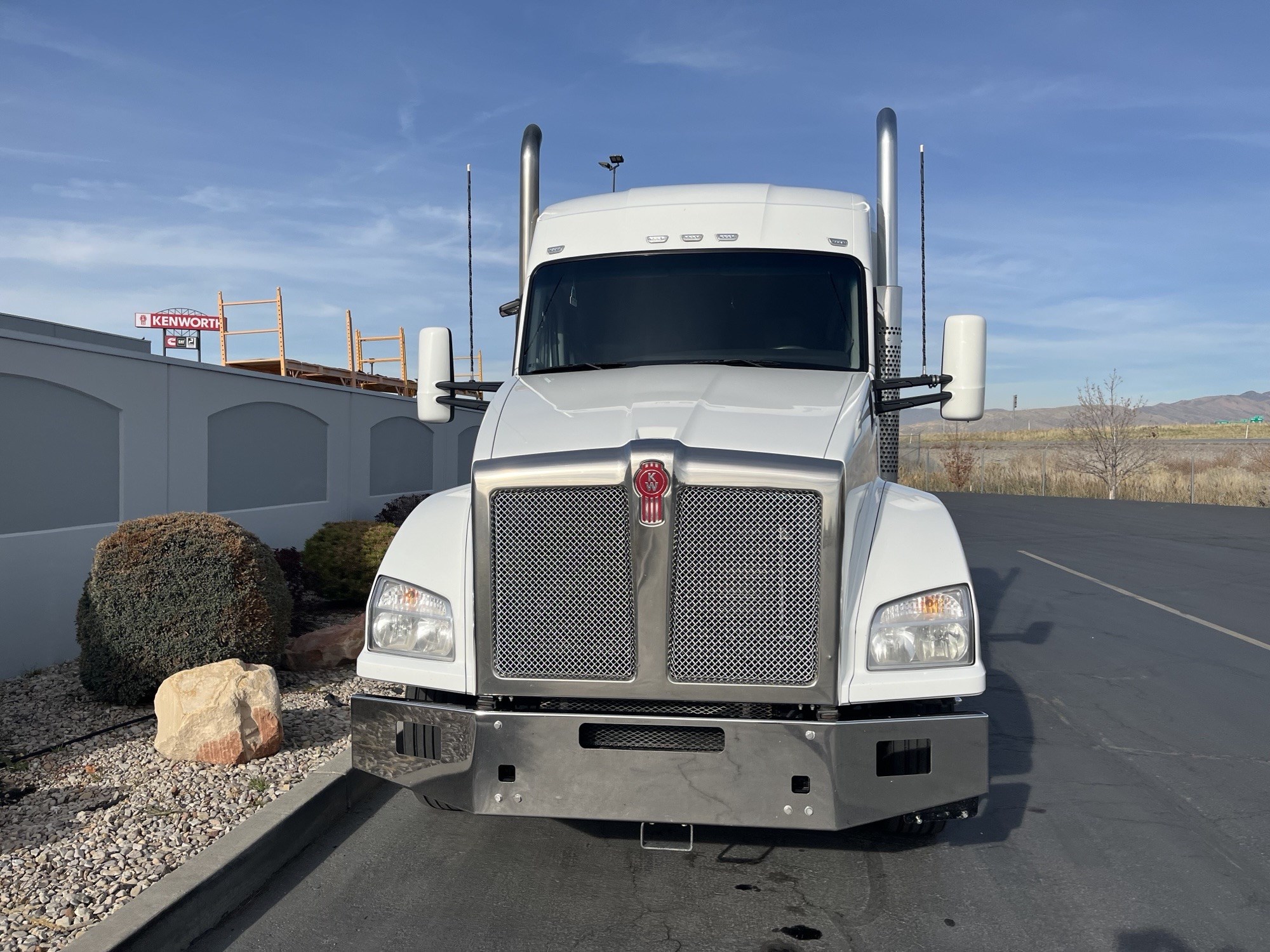 2022 Kenworth T880 - image 3 of 6