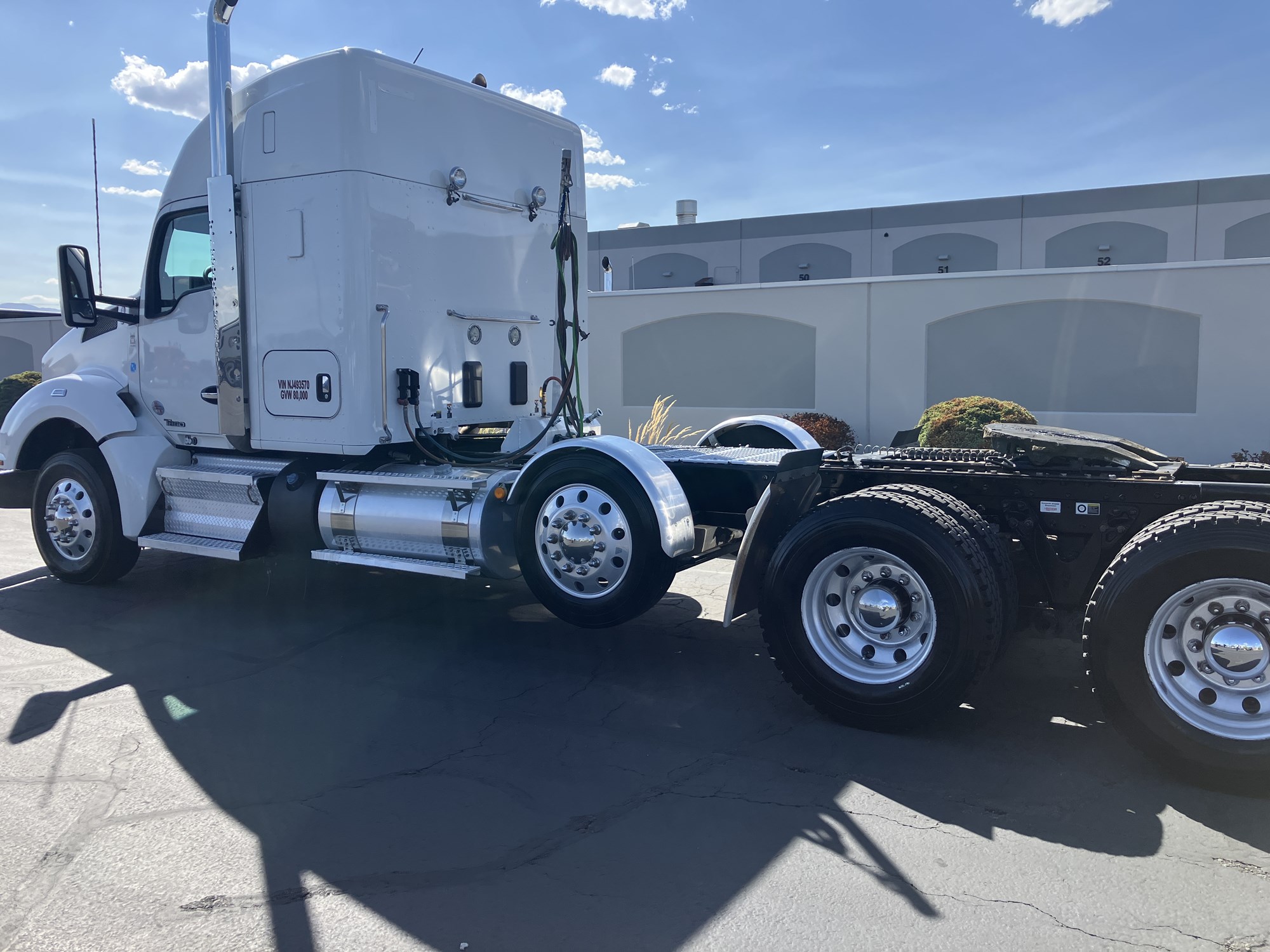 2022 Kenworth T880 - image 3 of 6