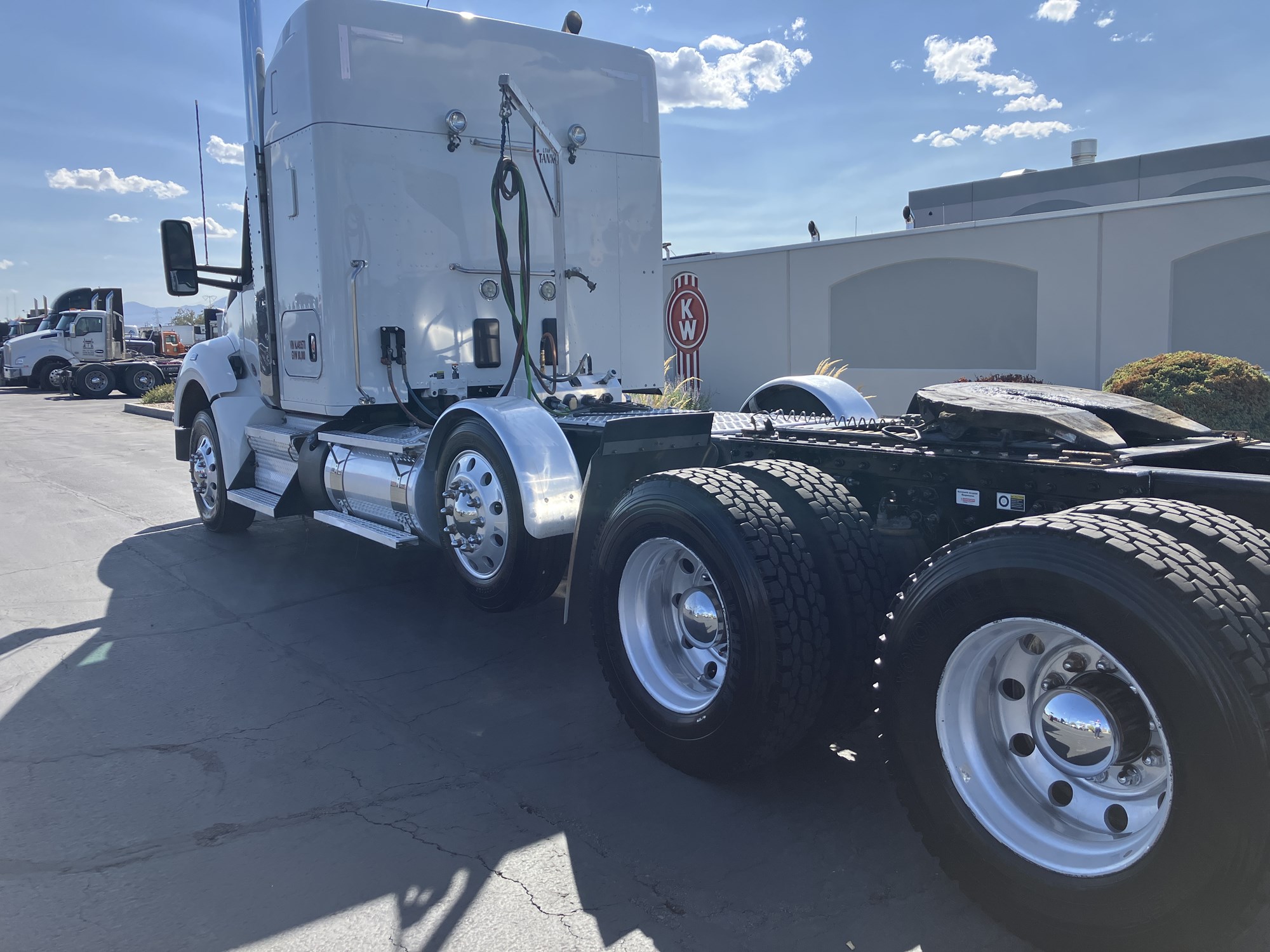 2022 Kenworth T880 - image 4 of 6