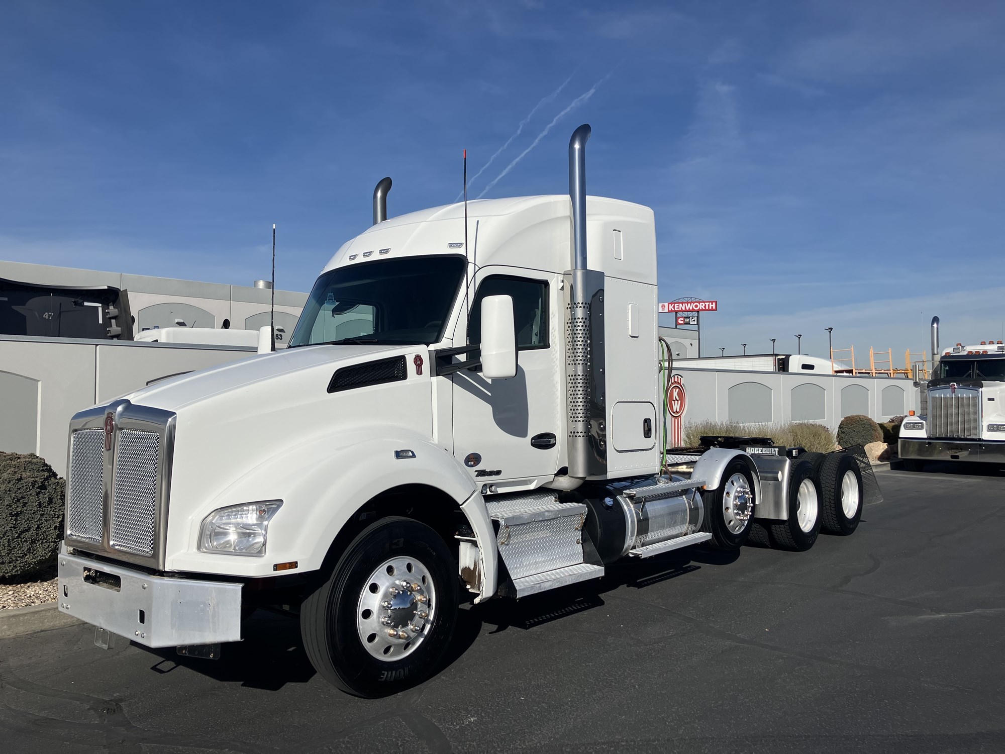 2022 Kenworth T880 - image 2 of 6