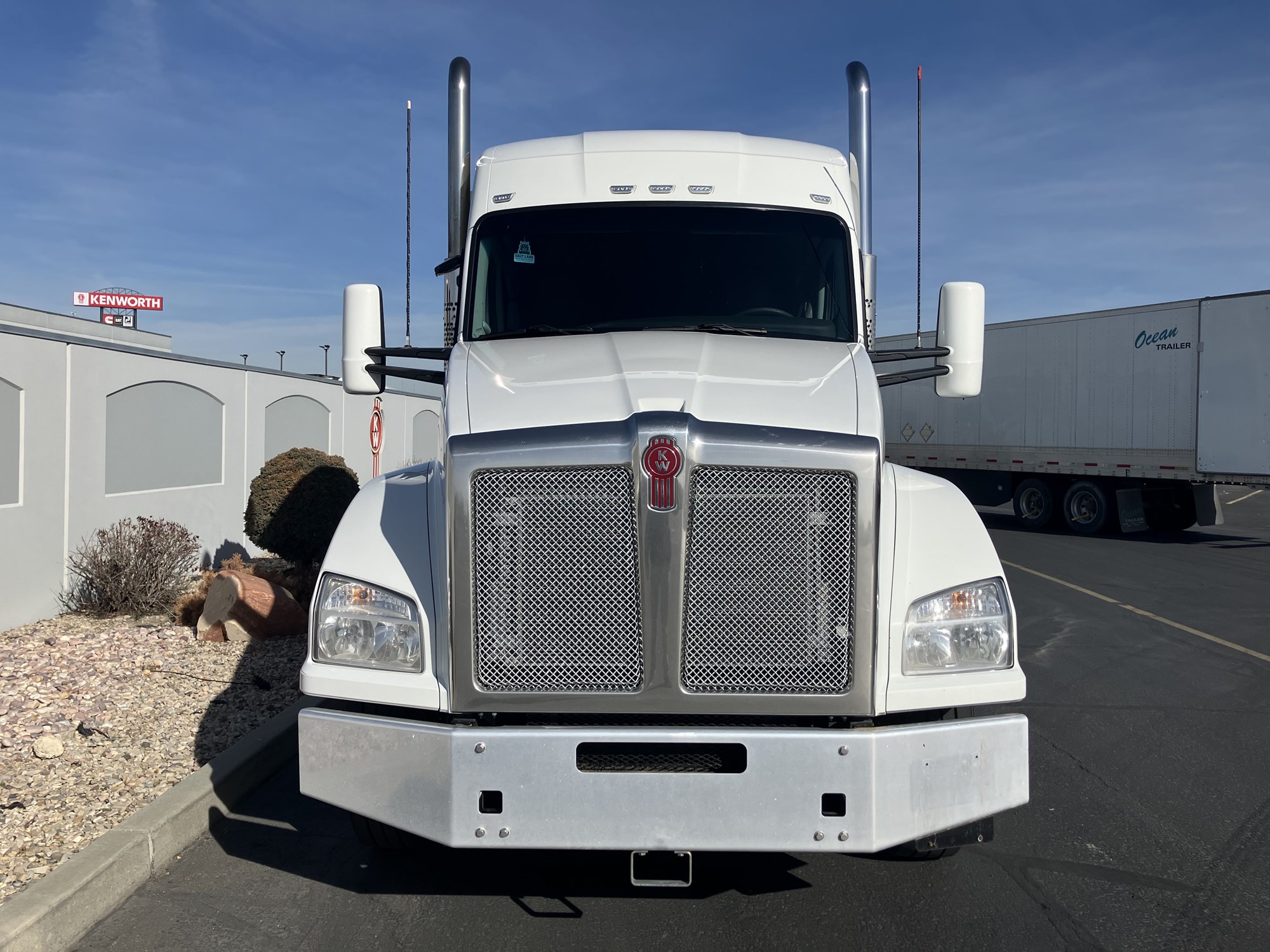 2022 Kenworth T880 - image 3 of 6