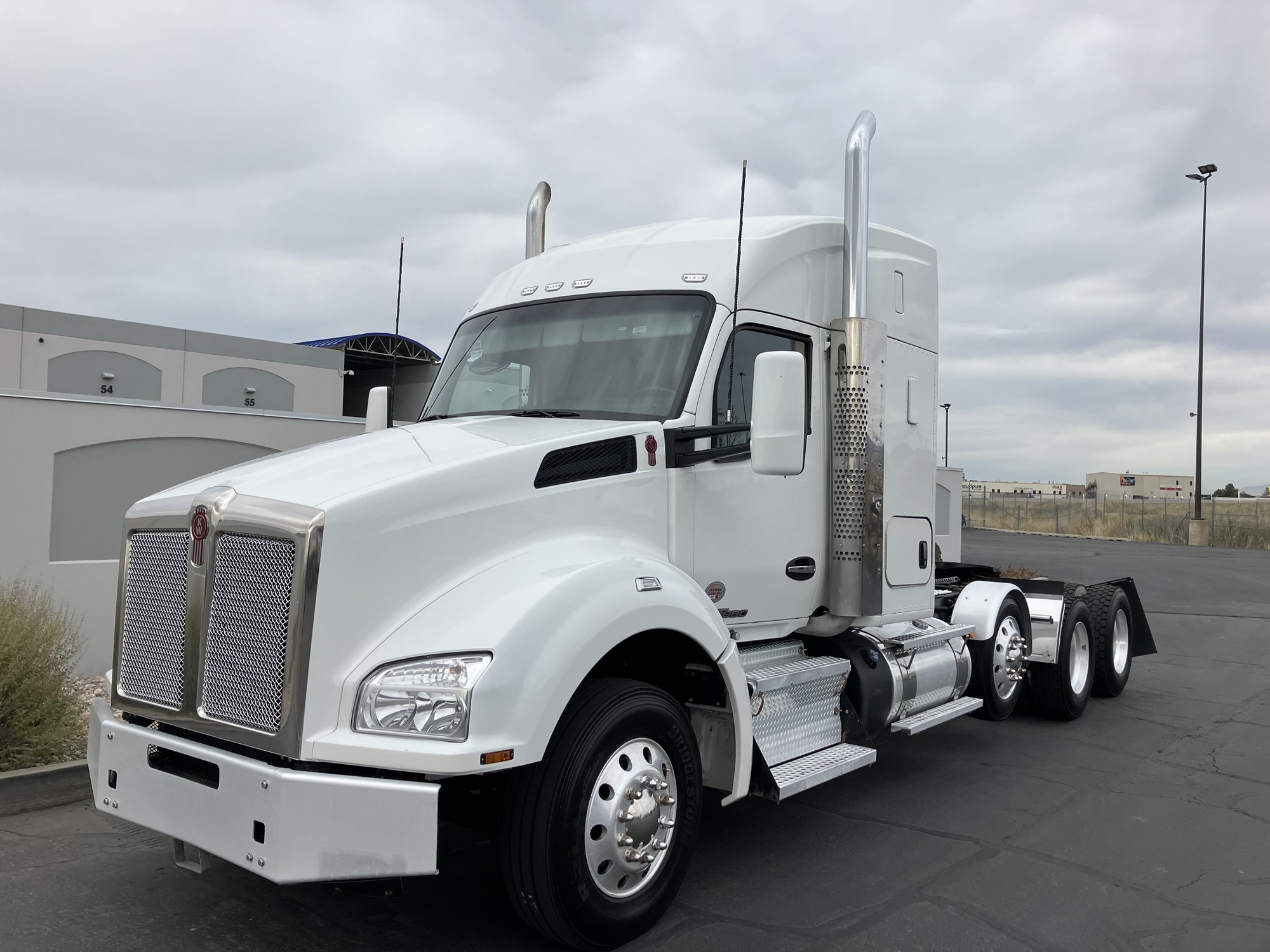 2022 Kenworth T880 - image 2 of 6
