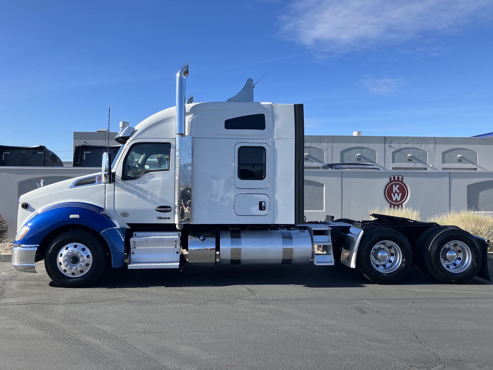 2022 Kenworth T680 2022 Kenworth T680 - image 1 of 6