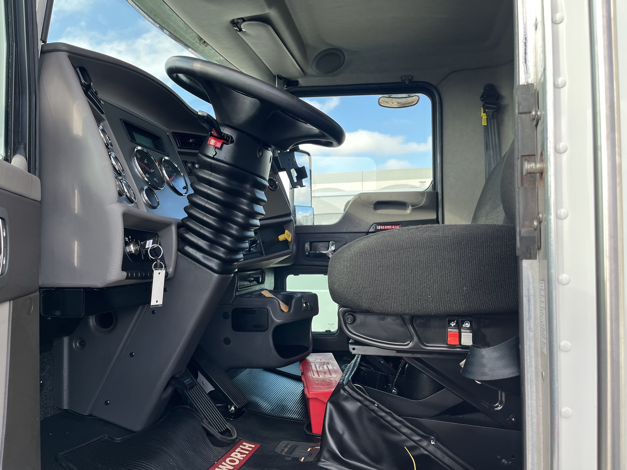 2022 Kenworth T270 - image 5 of 6