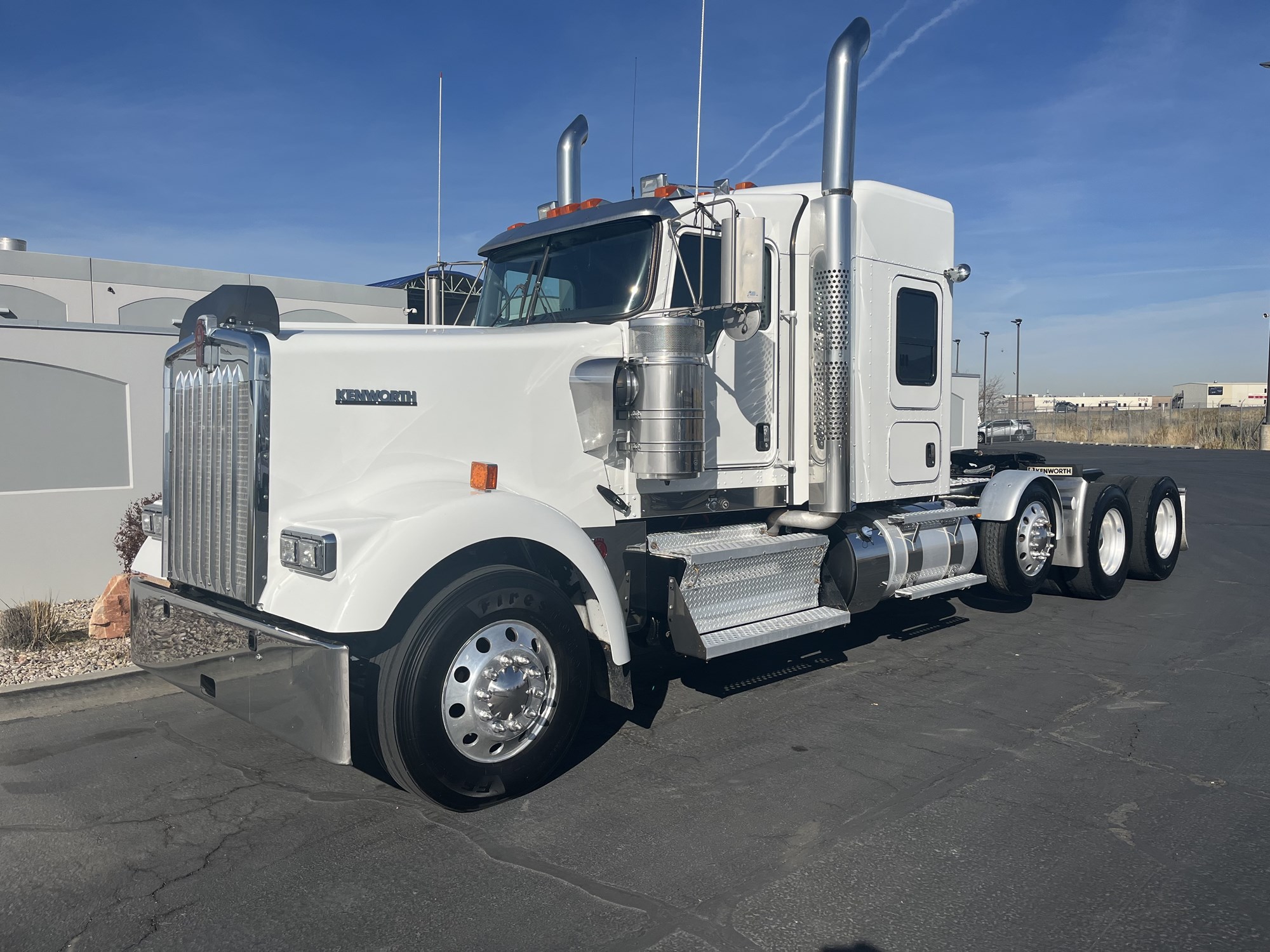 2022 Kenworth W900 - image 2 of 6