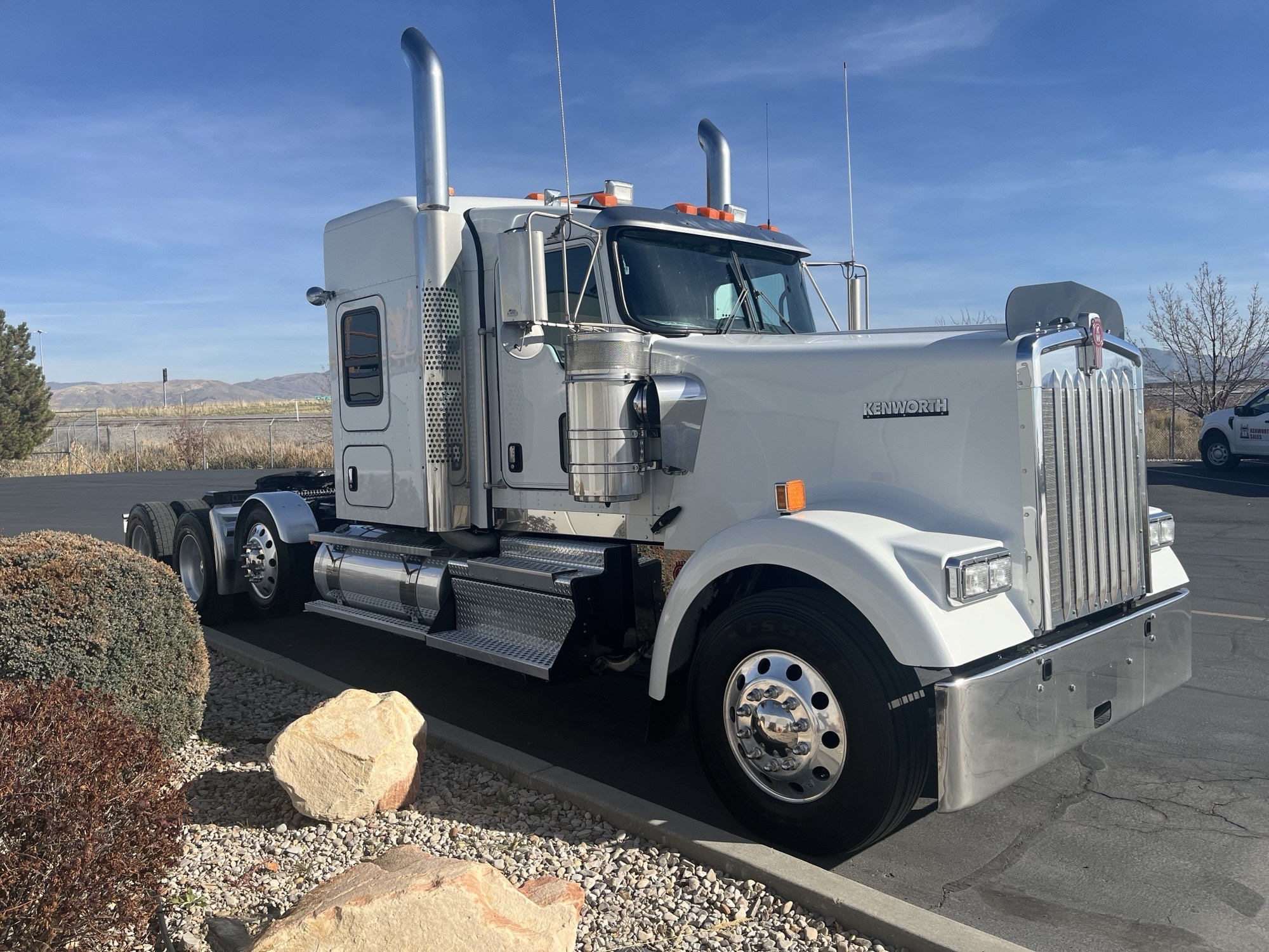 2022 Kenworth W900 - image 4 of 6