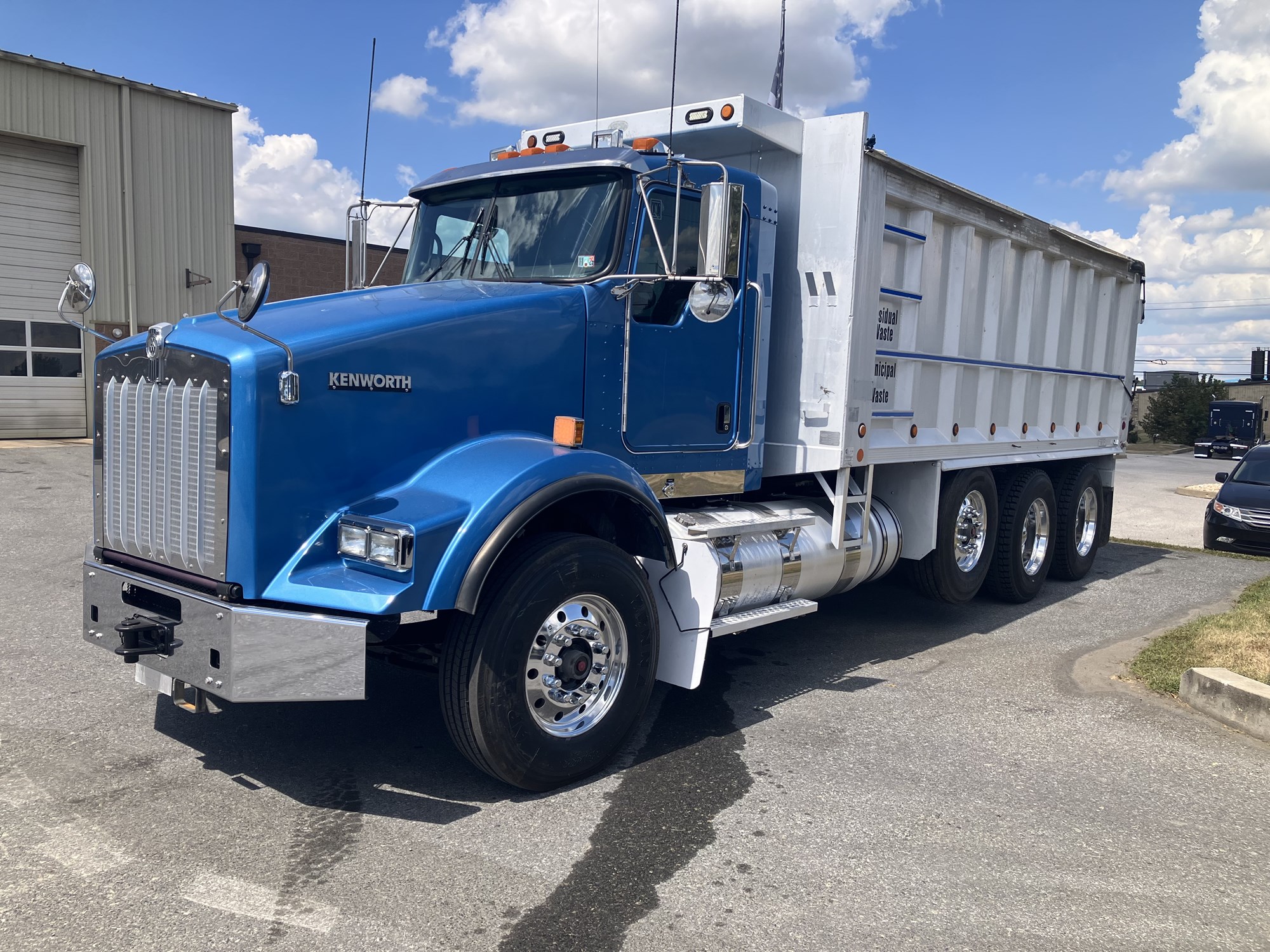 2023 Kenworth T800 - image 1 of 6
