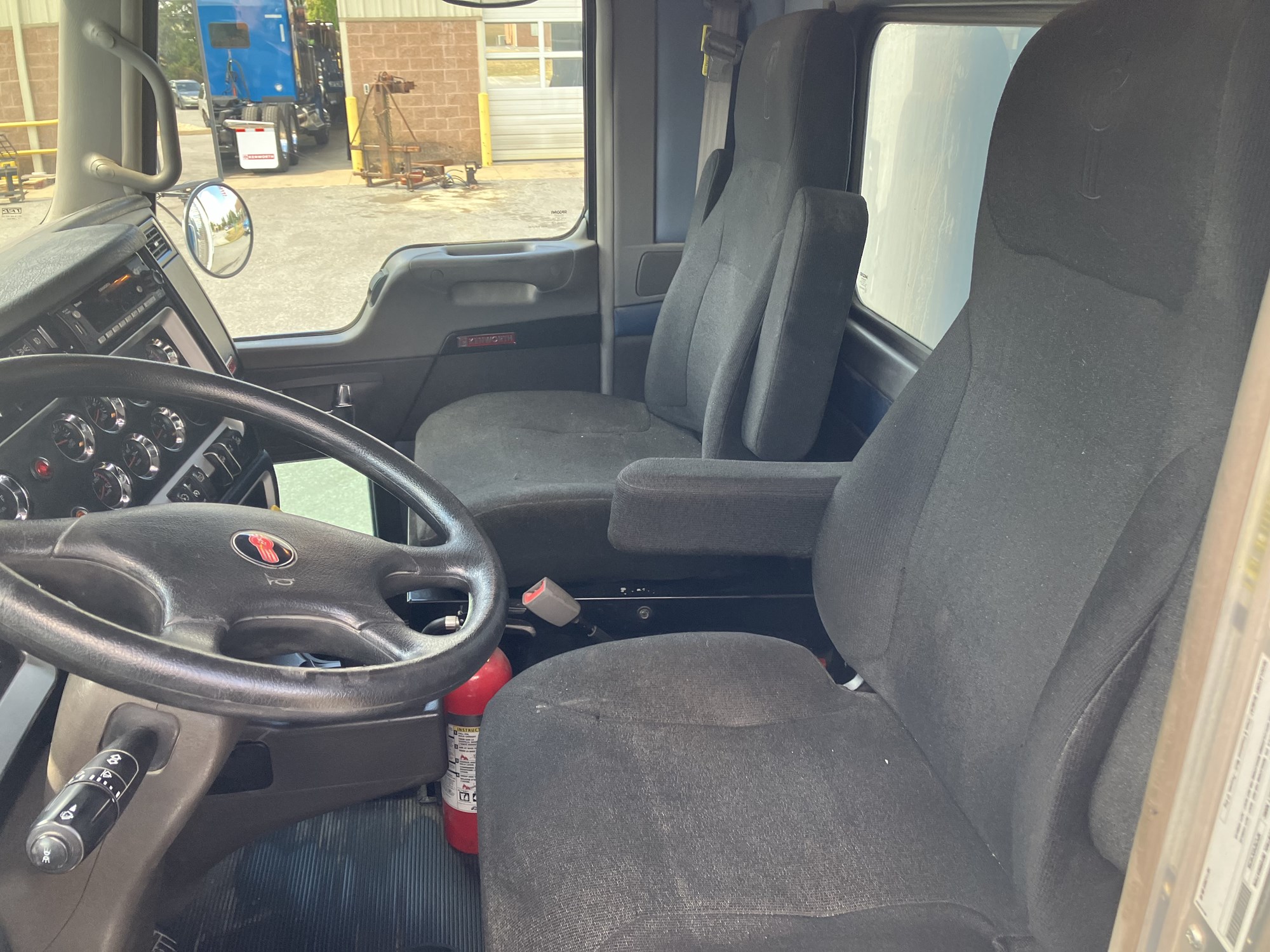 2023 Kenworth T800 - image 2 of 6