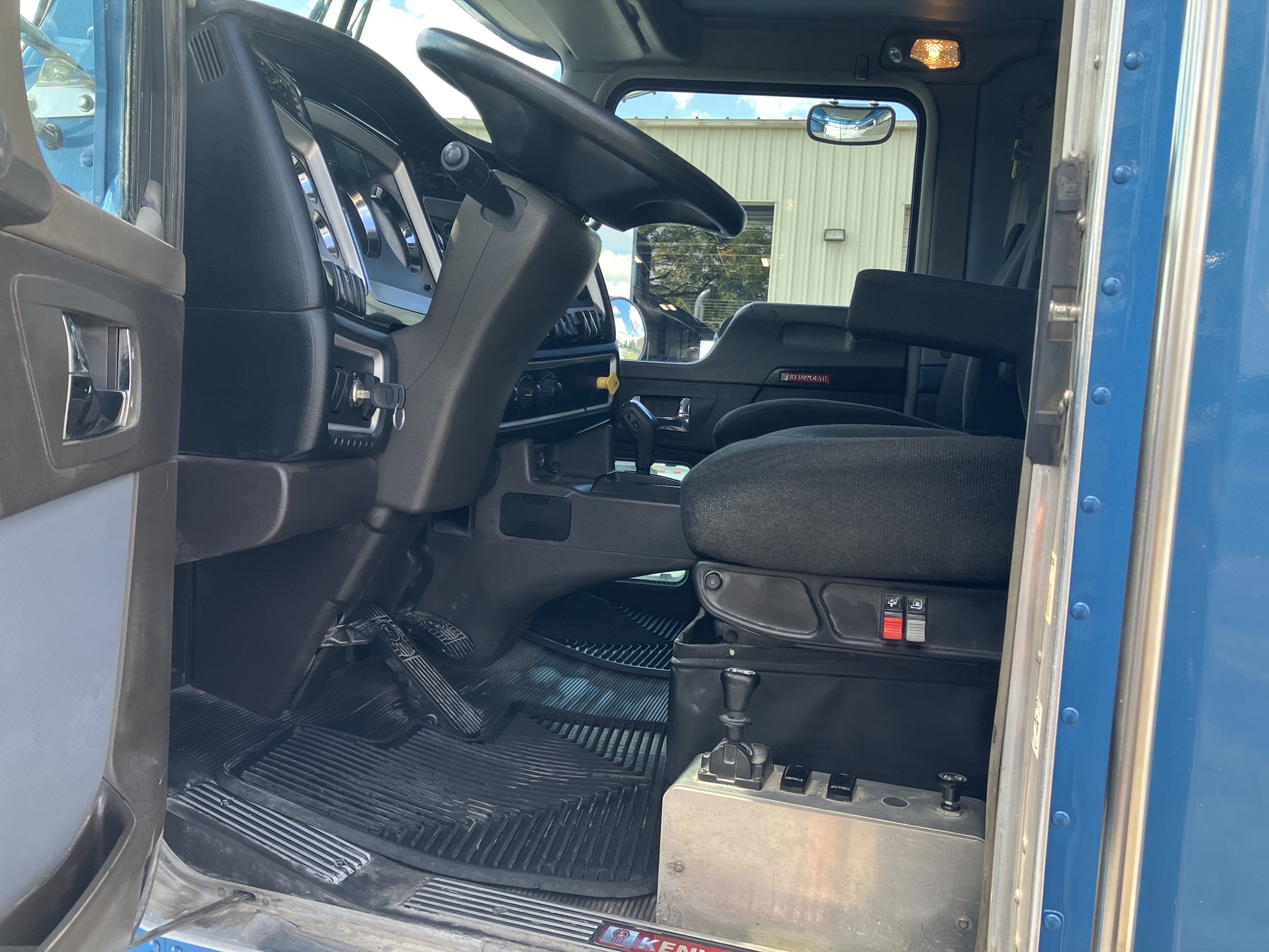 2023 Kenworth T800 - image 3 of 6