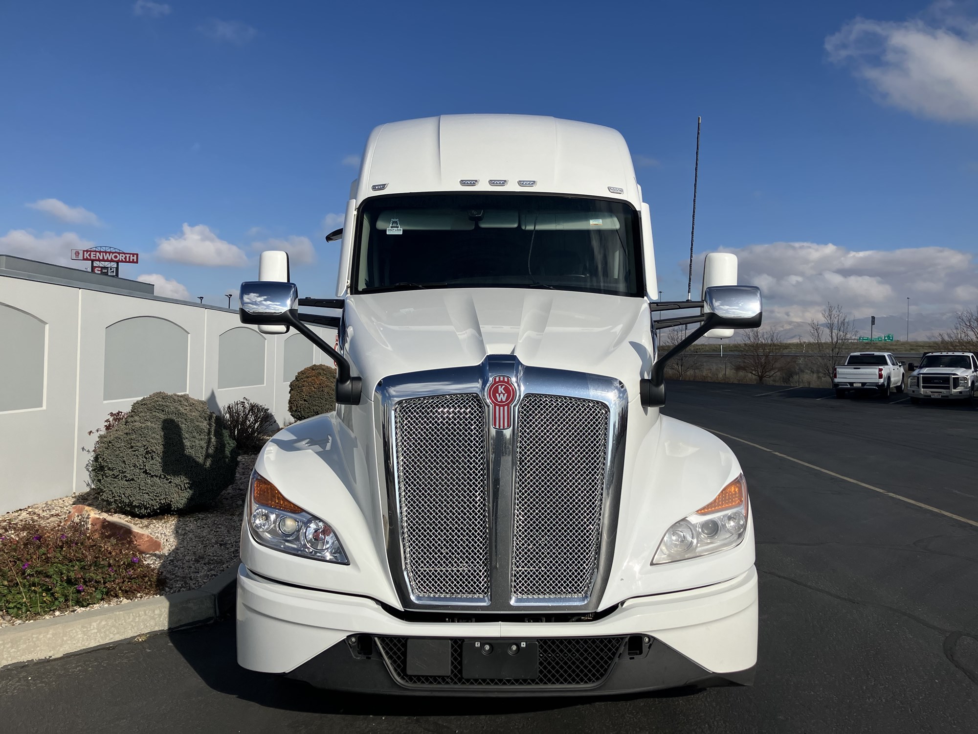 2023 Kenworth T680 - image 2 of 6