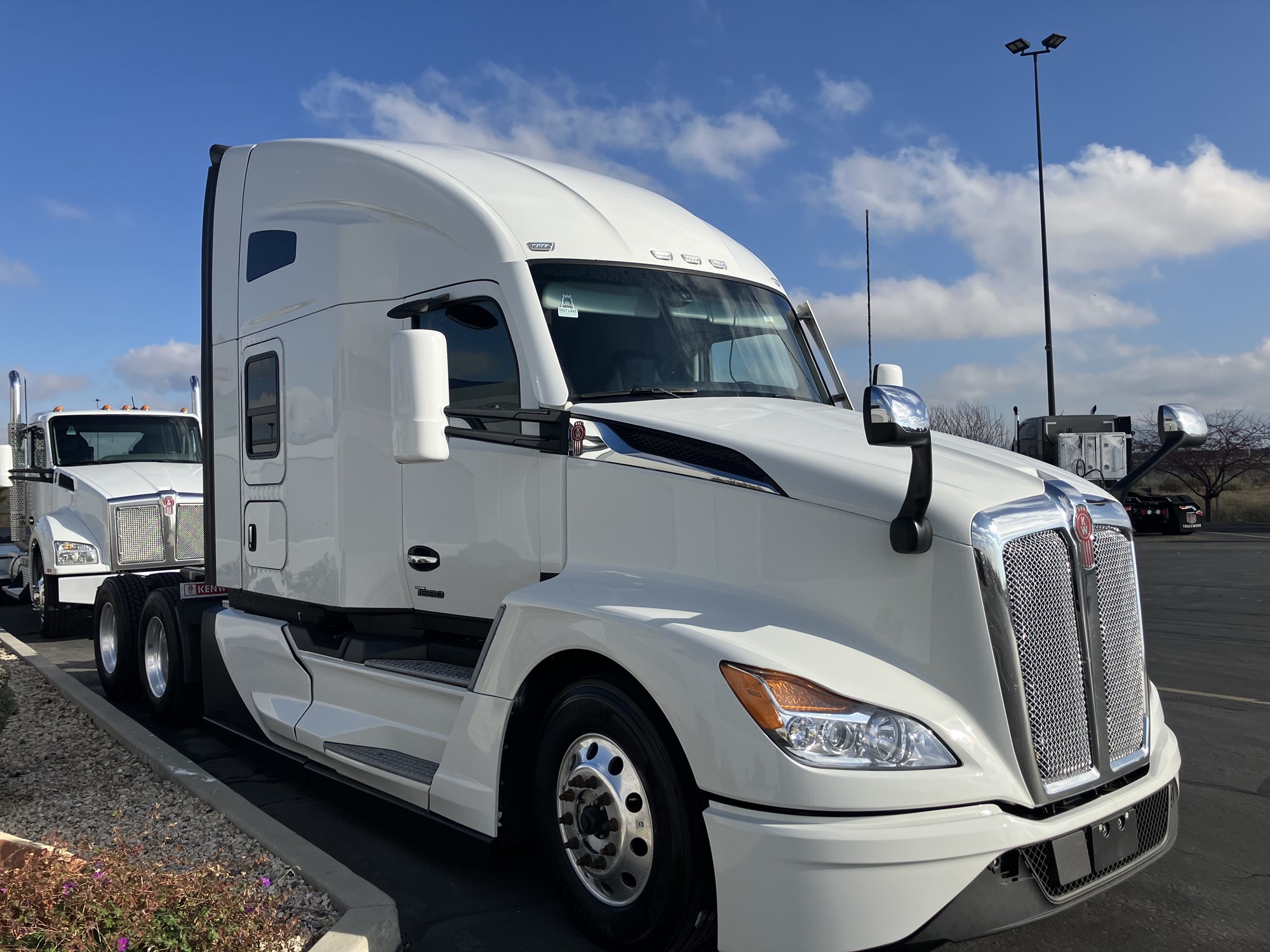 2023 Kenworth T680 - image 3 of 6