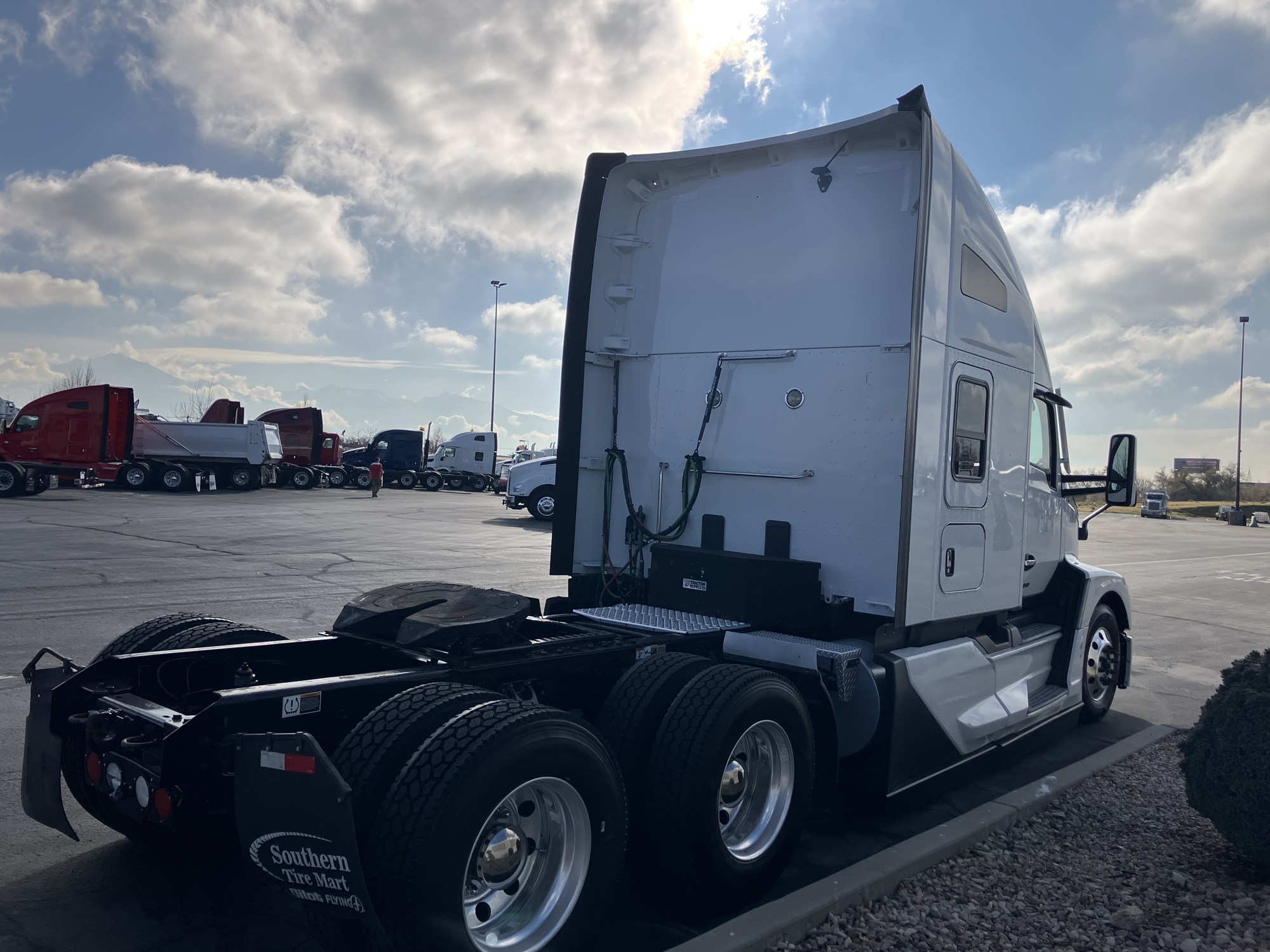 2023 Kenworth T680 - image 4 of 6