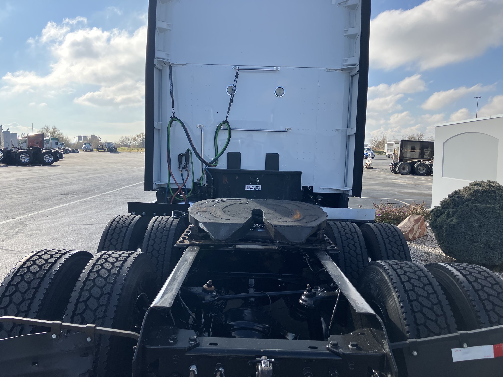 2023 Kenworth T680 - image 5 of 6