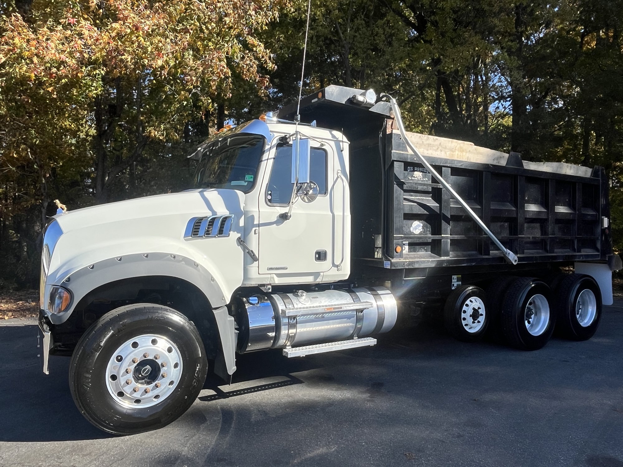 2023 Mack Granite - image 1 of 6