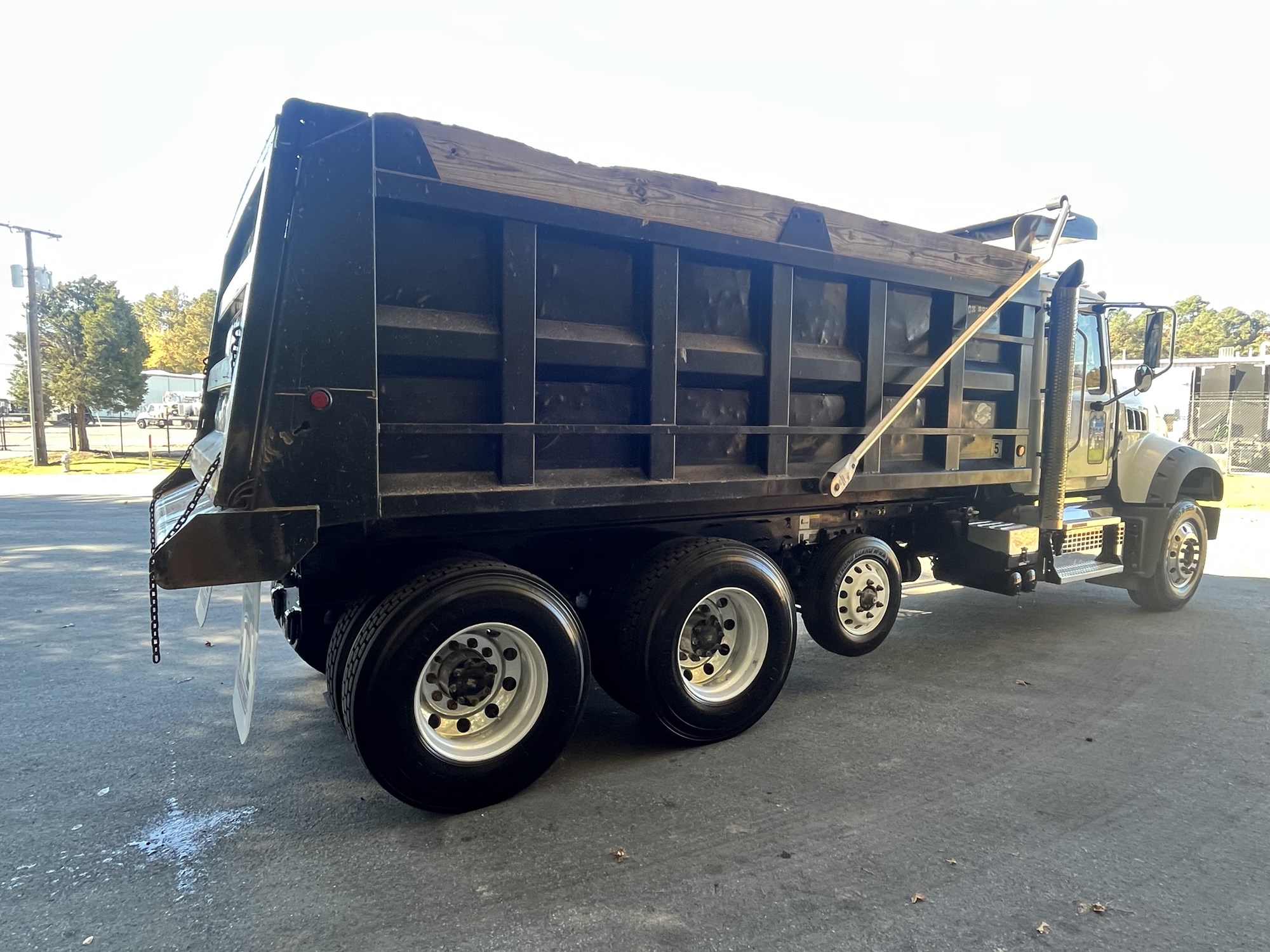 2023 Mack Granite - image 4 of 6