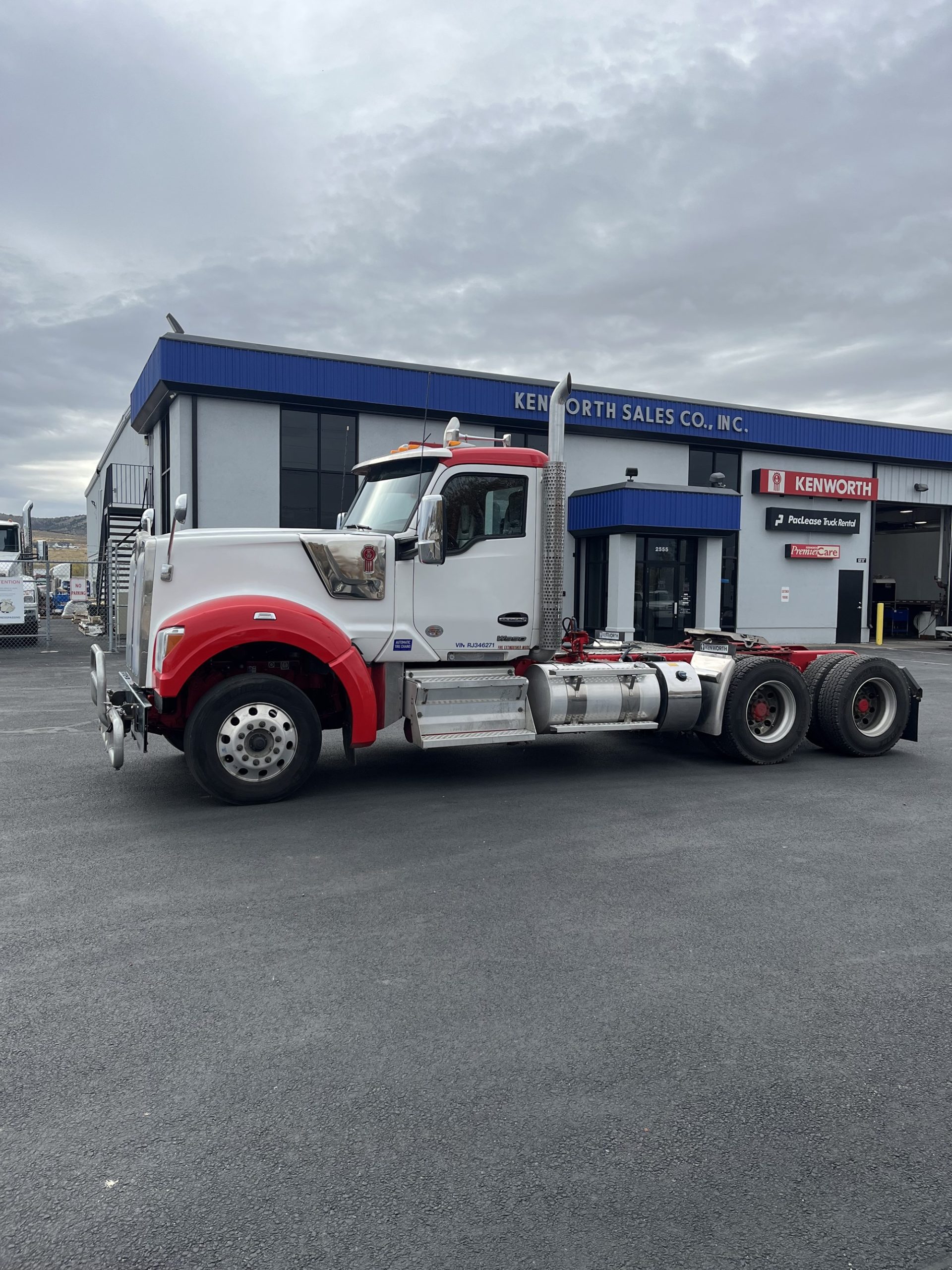 2024 Kenworth W990 - image 1 of 6