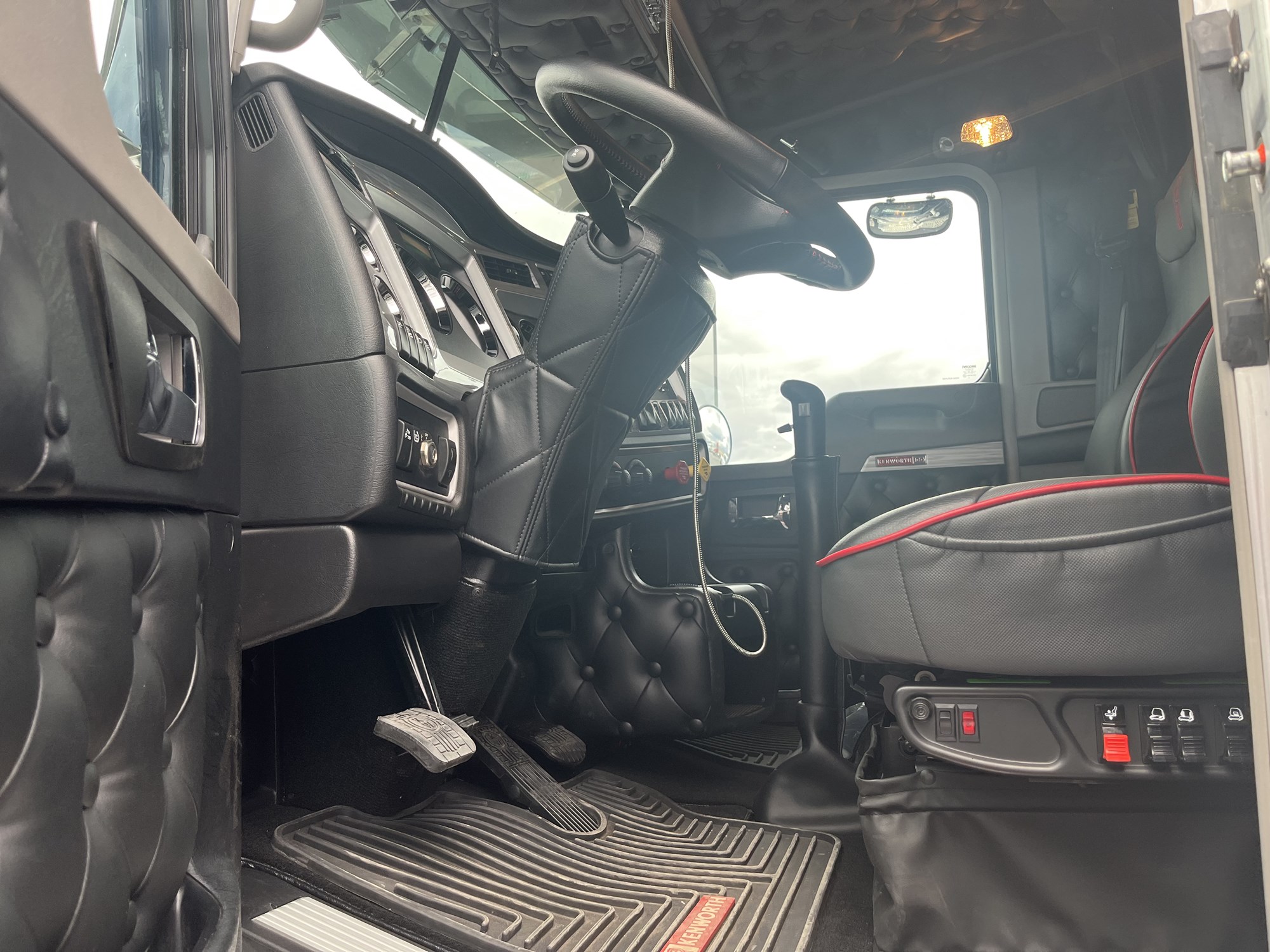 2024 Kenworth W900 2024 Kenworth W900 - image 4 of 6