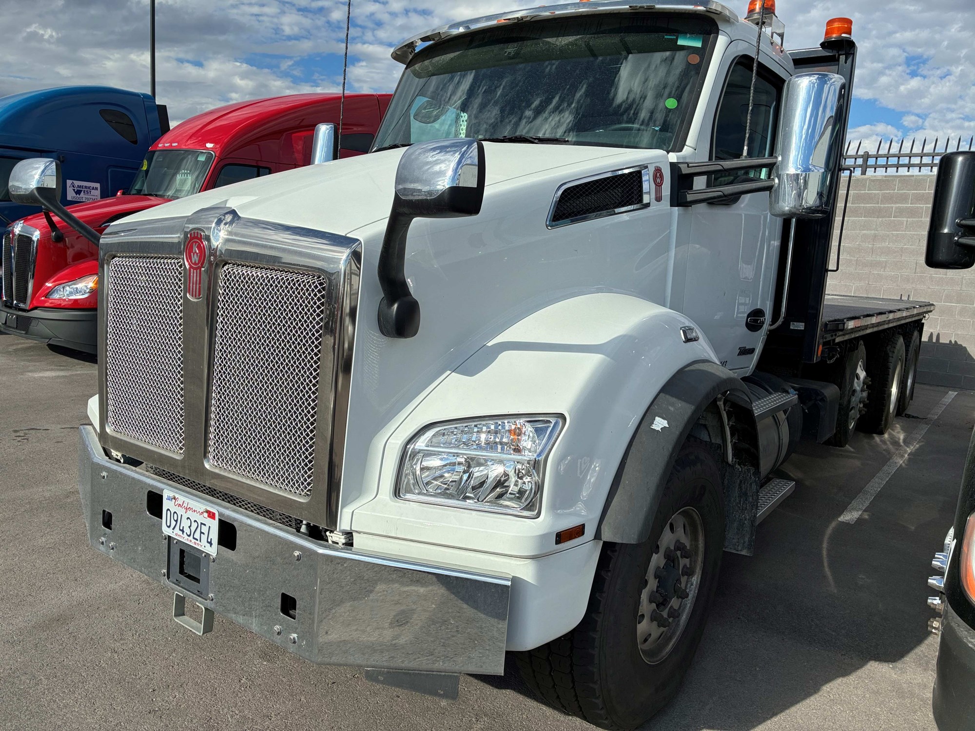 2025 Kenworth T880 2025 Kenworth T880 - image 1 of 6