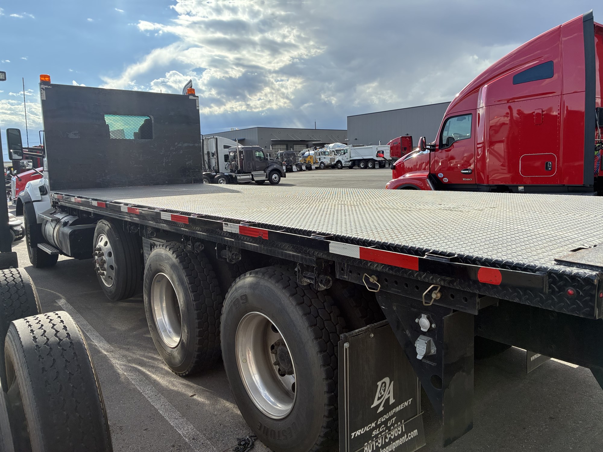 2025 Kenworth T880 2025 Kenworth T880 - image 4 of 6