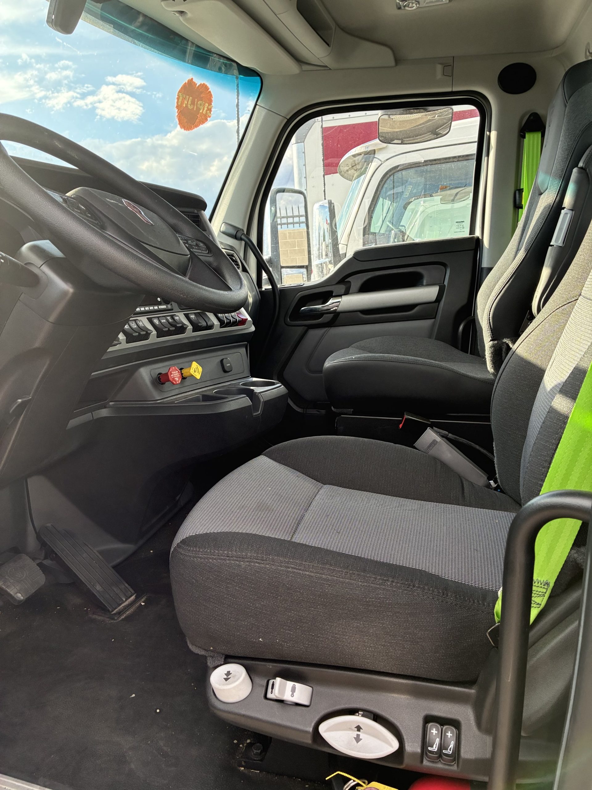 2025 Kenworth T880 2025 Kenworth T880 - image 5 of 6