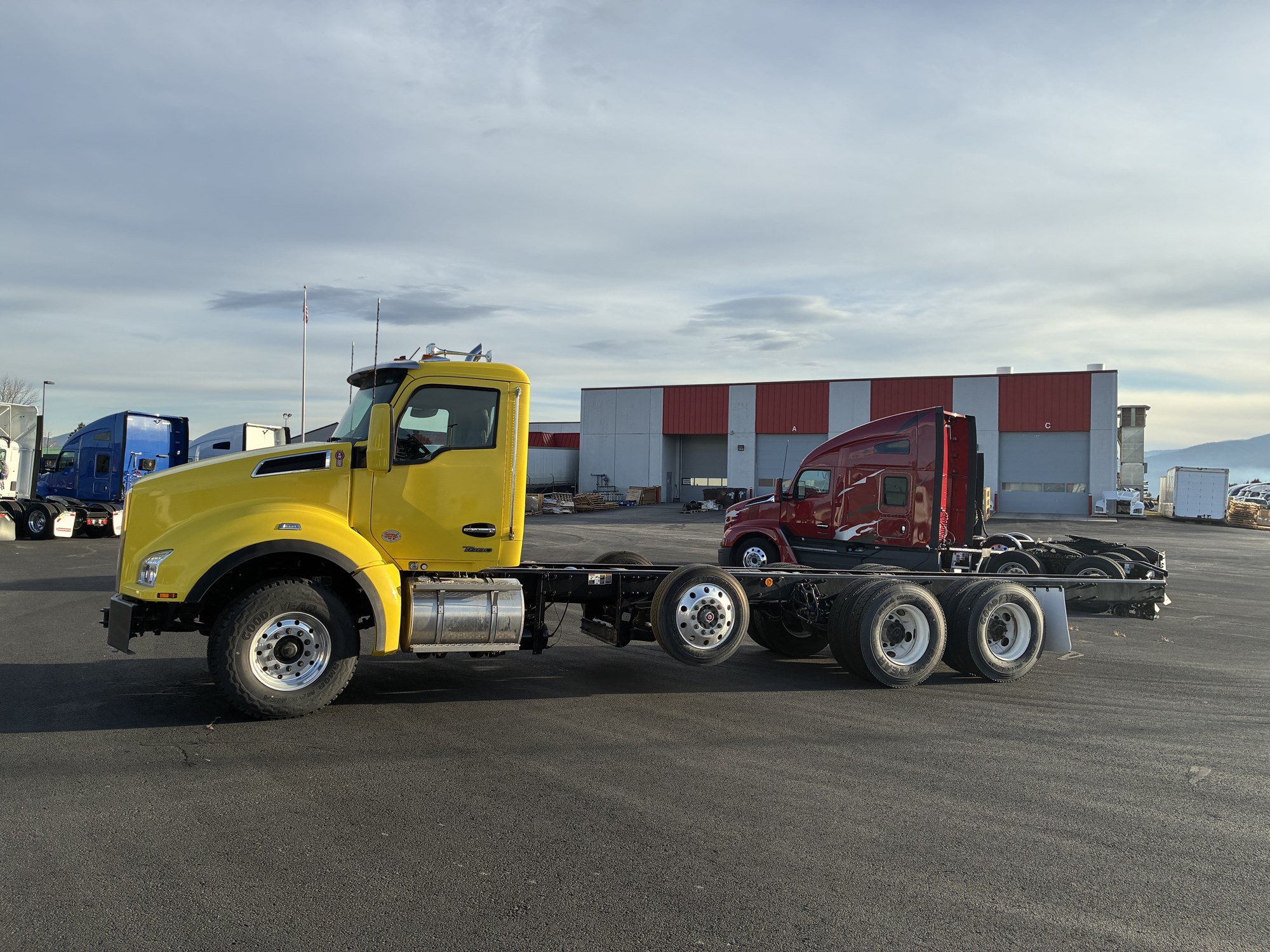 2025 Kenworth T880 - image 1