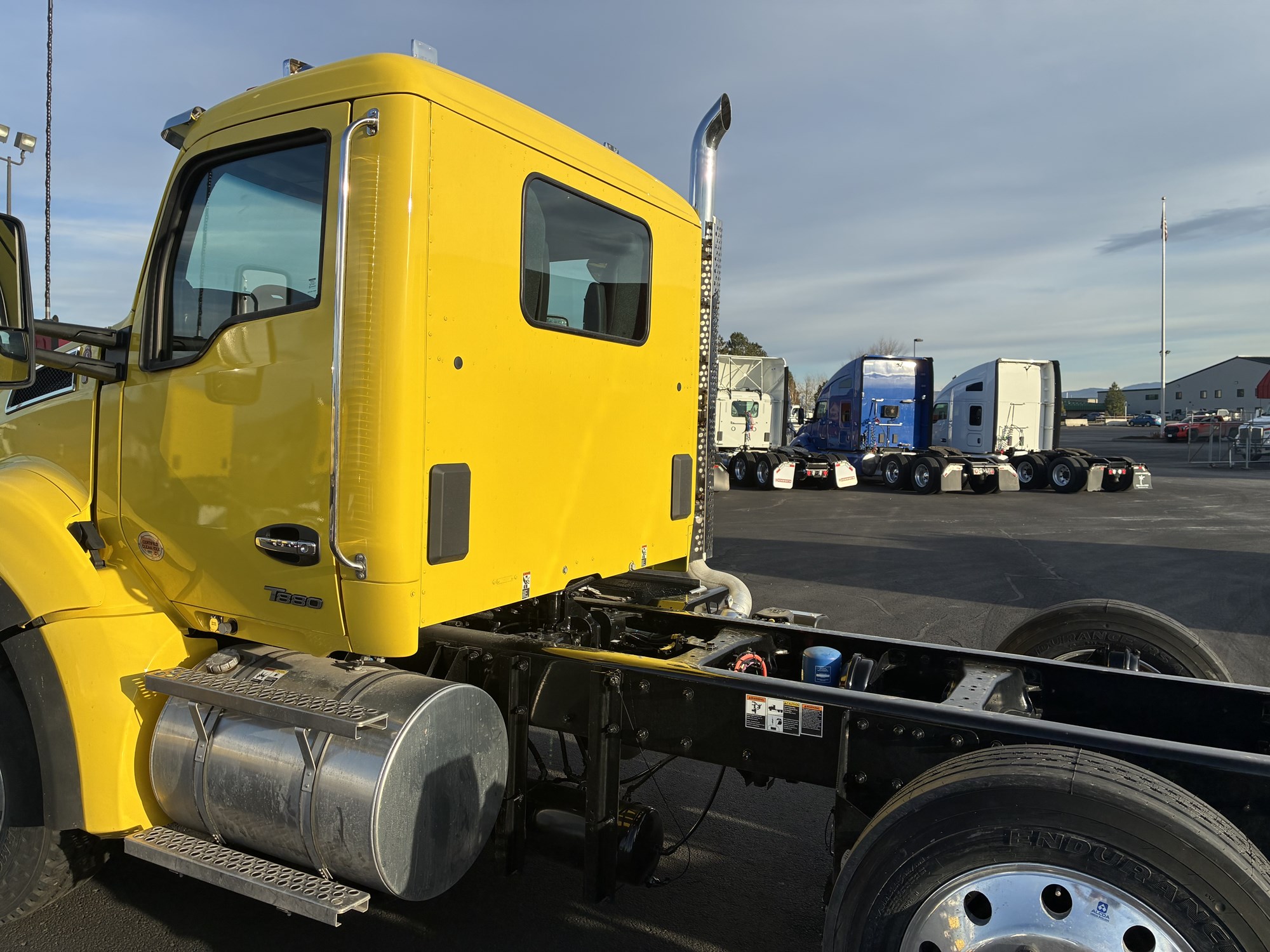 2025 Kenworth T880 - image 3