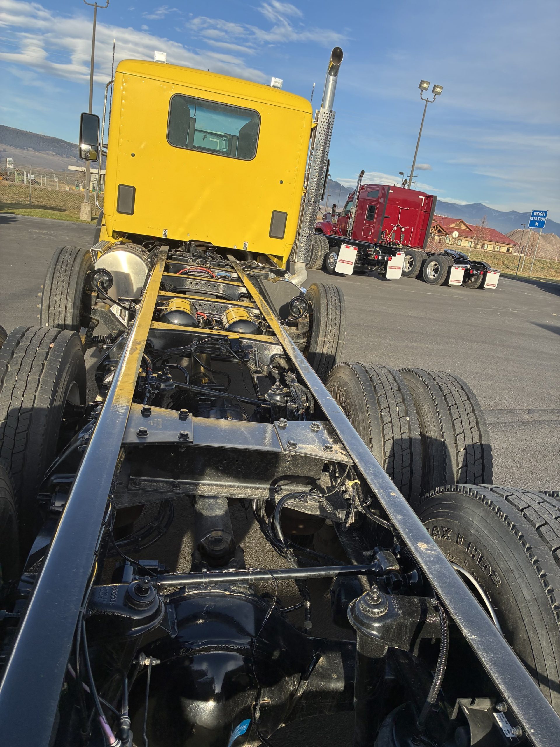 2025 Kenworth T880 - image 4