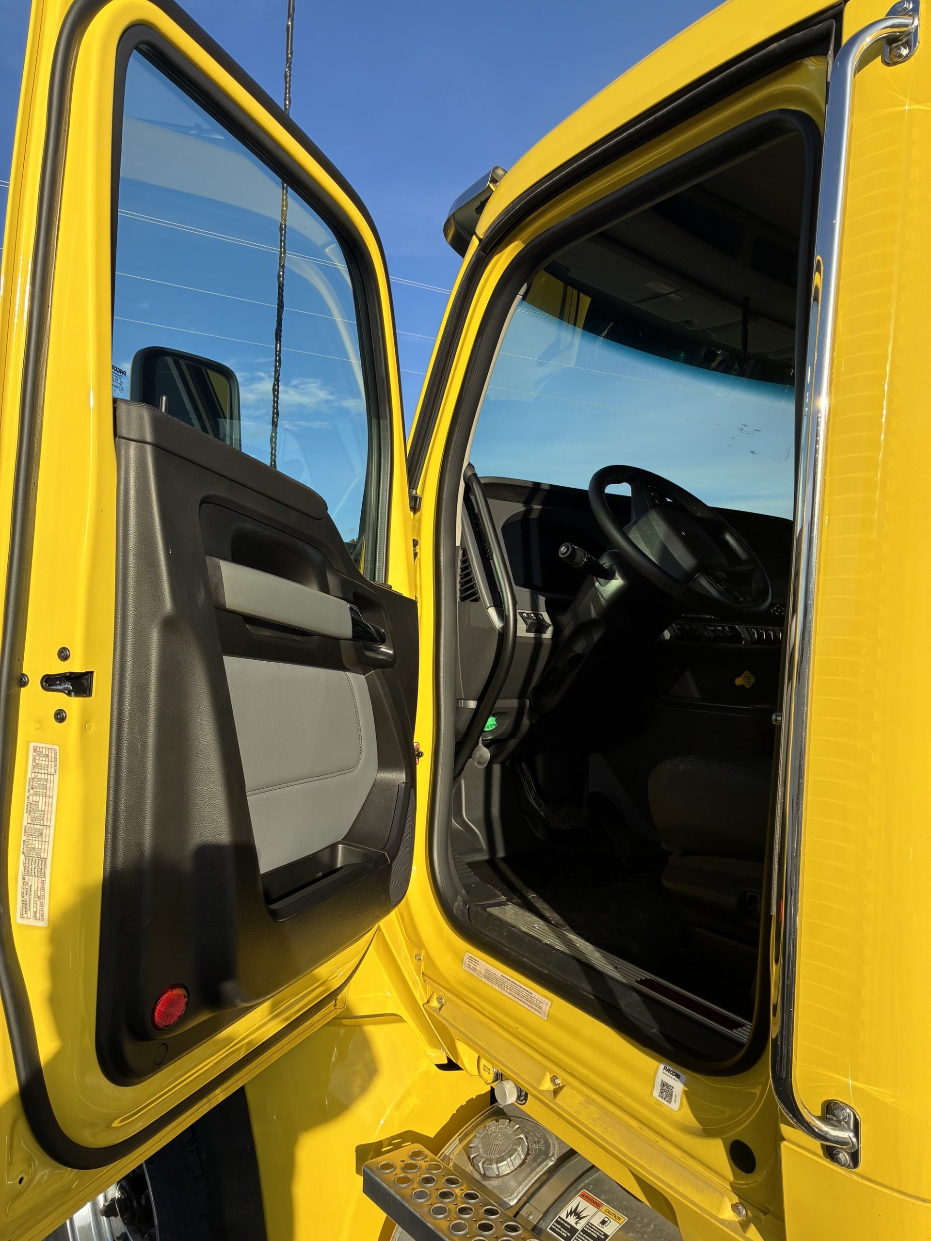 2025 Kenworth T880 - image 6