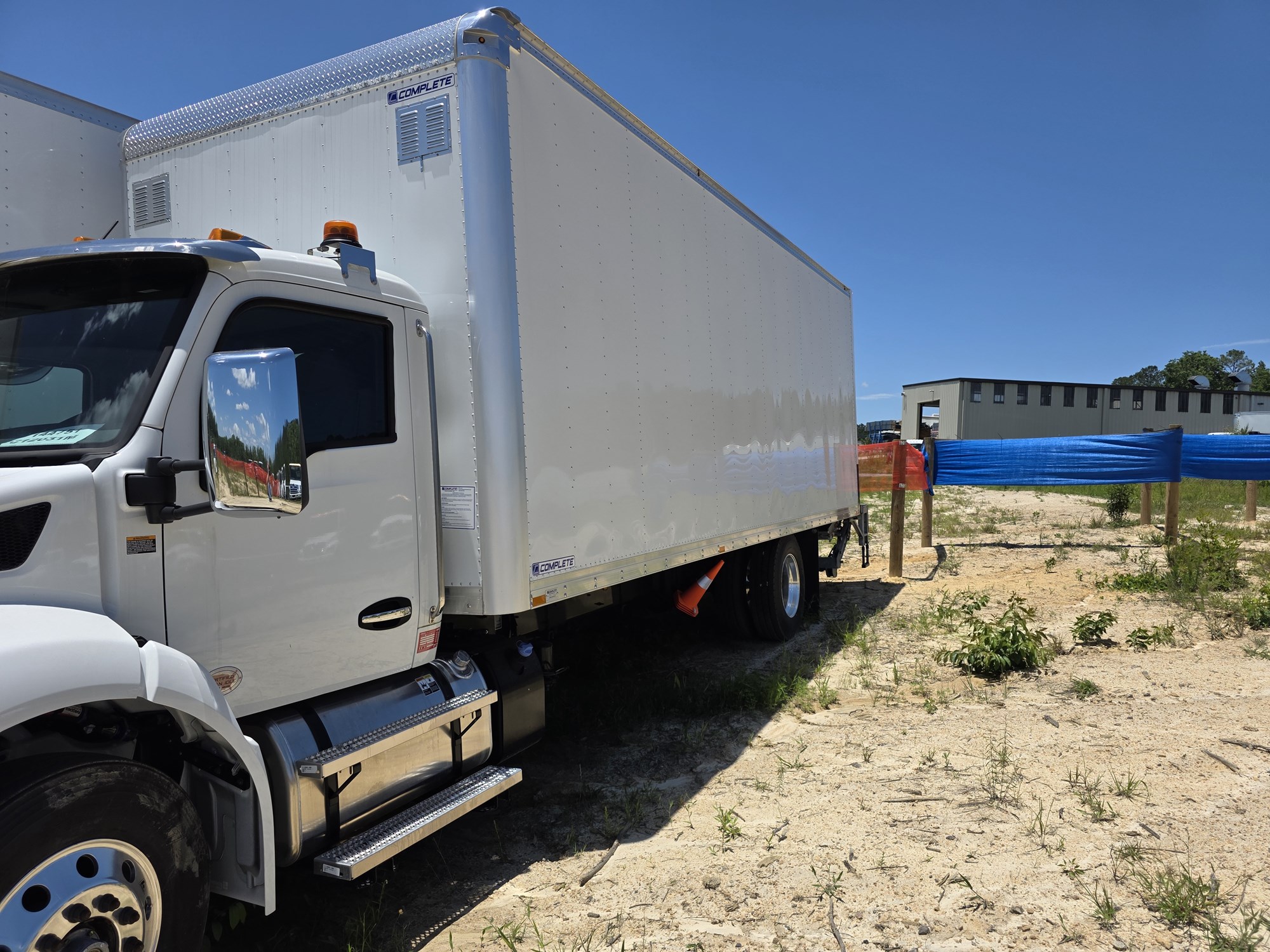2025 Kenworth T280 - image 2 of 6