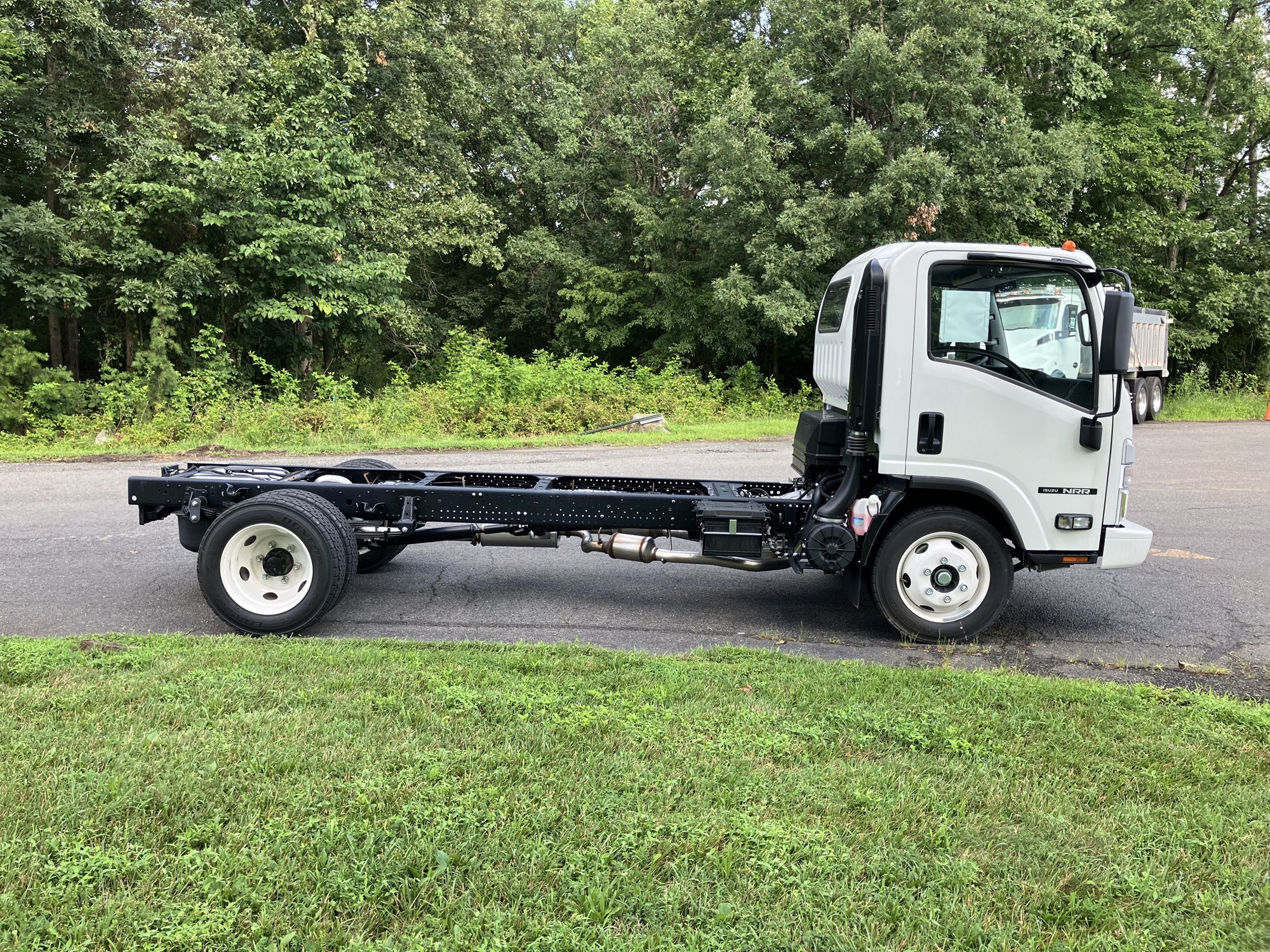 2025 Isuzu NRR GAS 1U3 - image 4 of 6