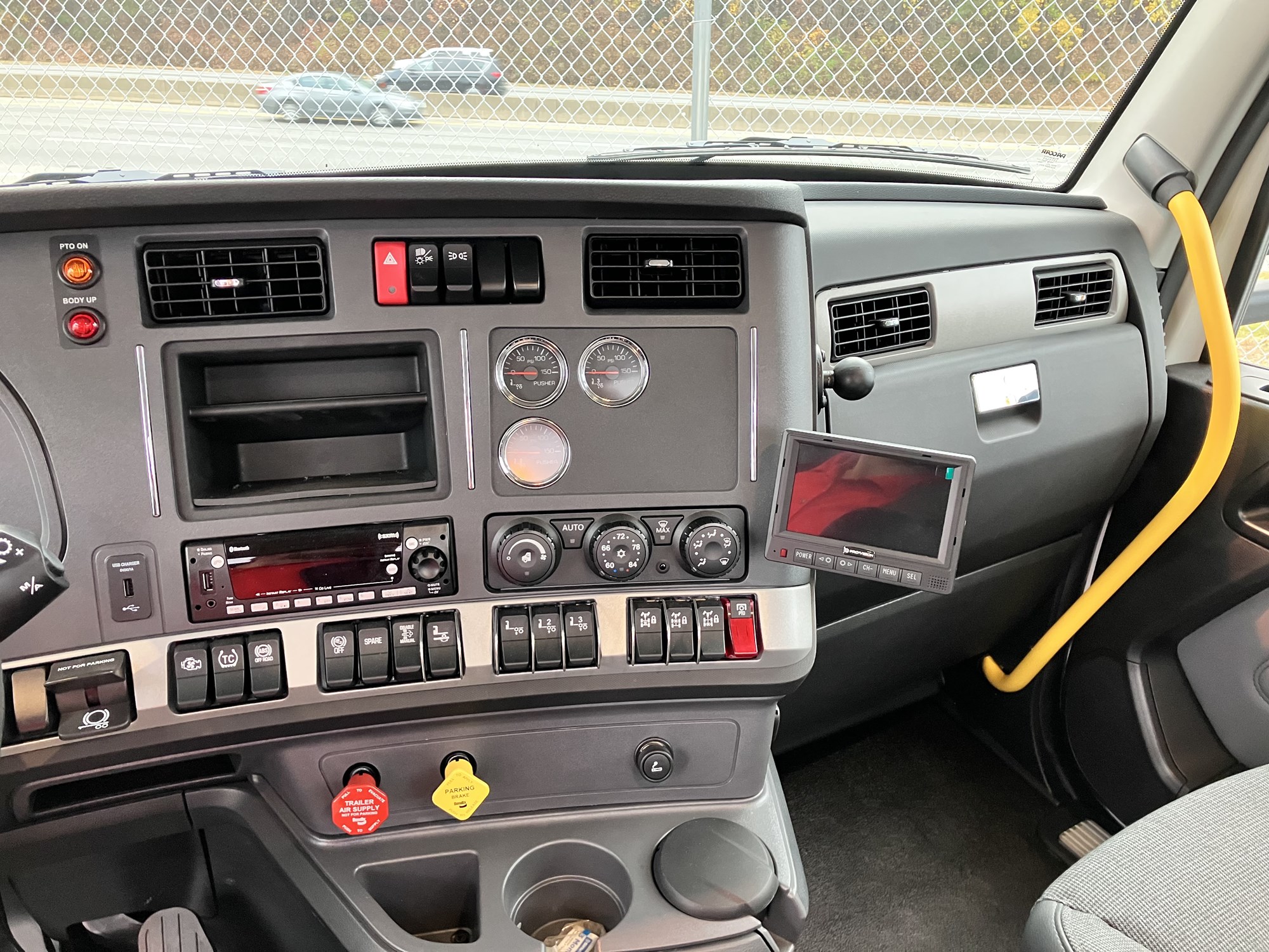 2026 Kenworth T880 - image 6