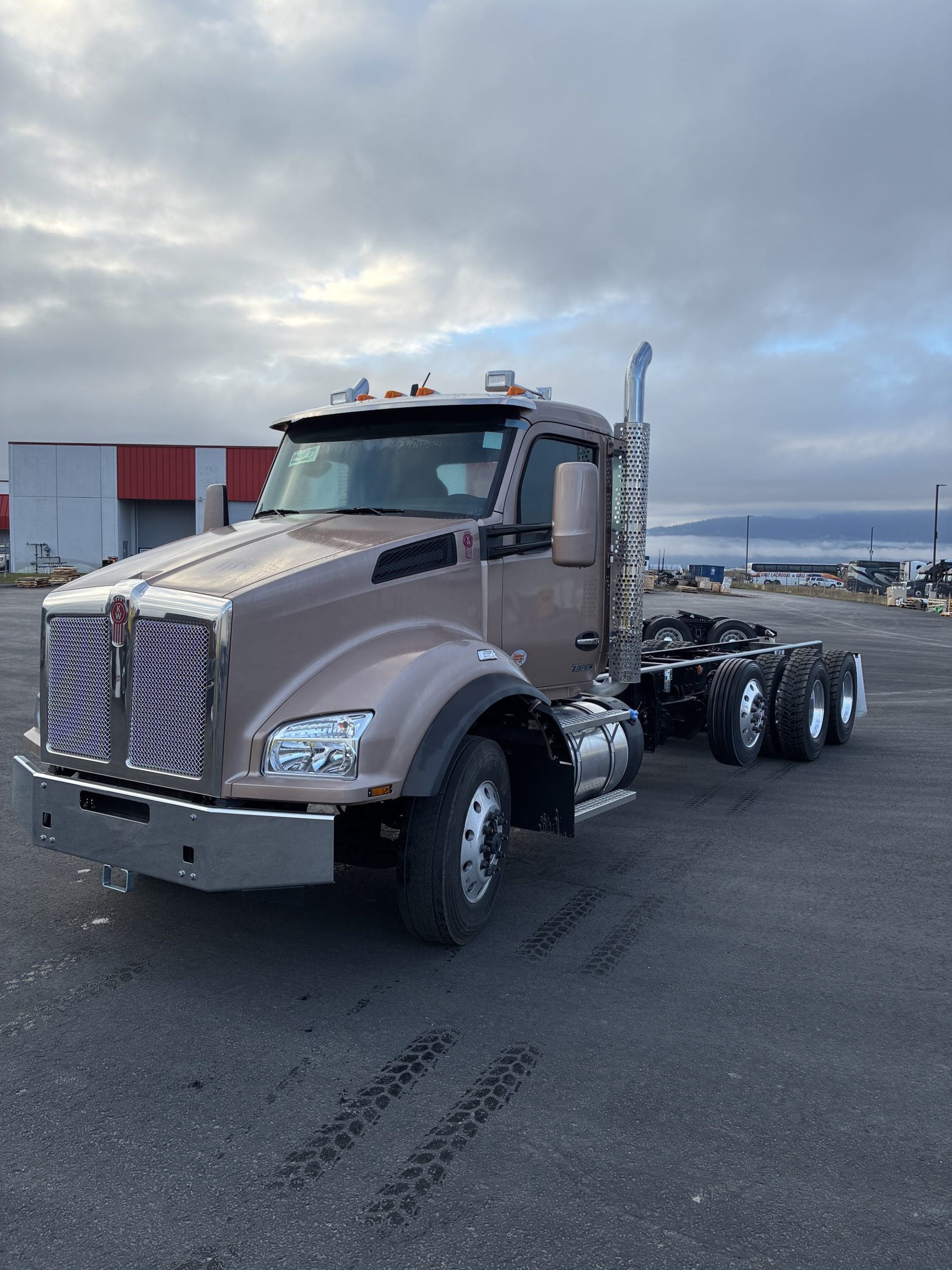 2026 Kenworth T880 - image 4