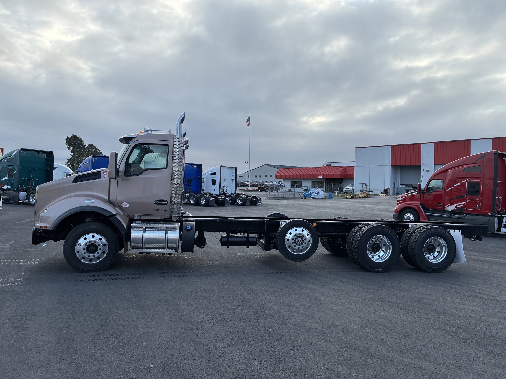 2026 Kenworth T880 - image 5