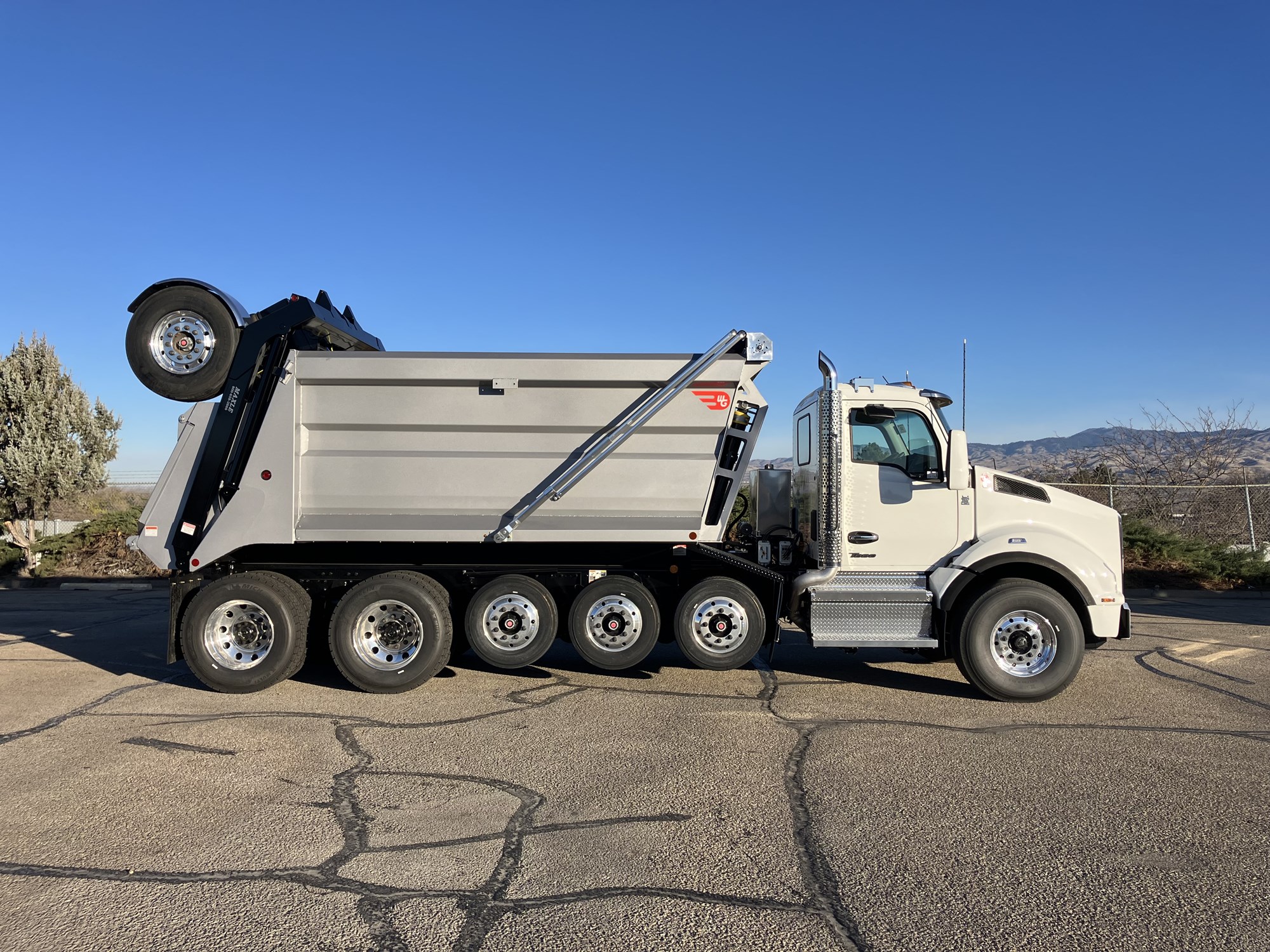 2026 Kenworth T880 - image 2