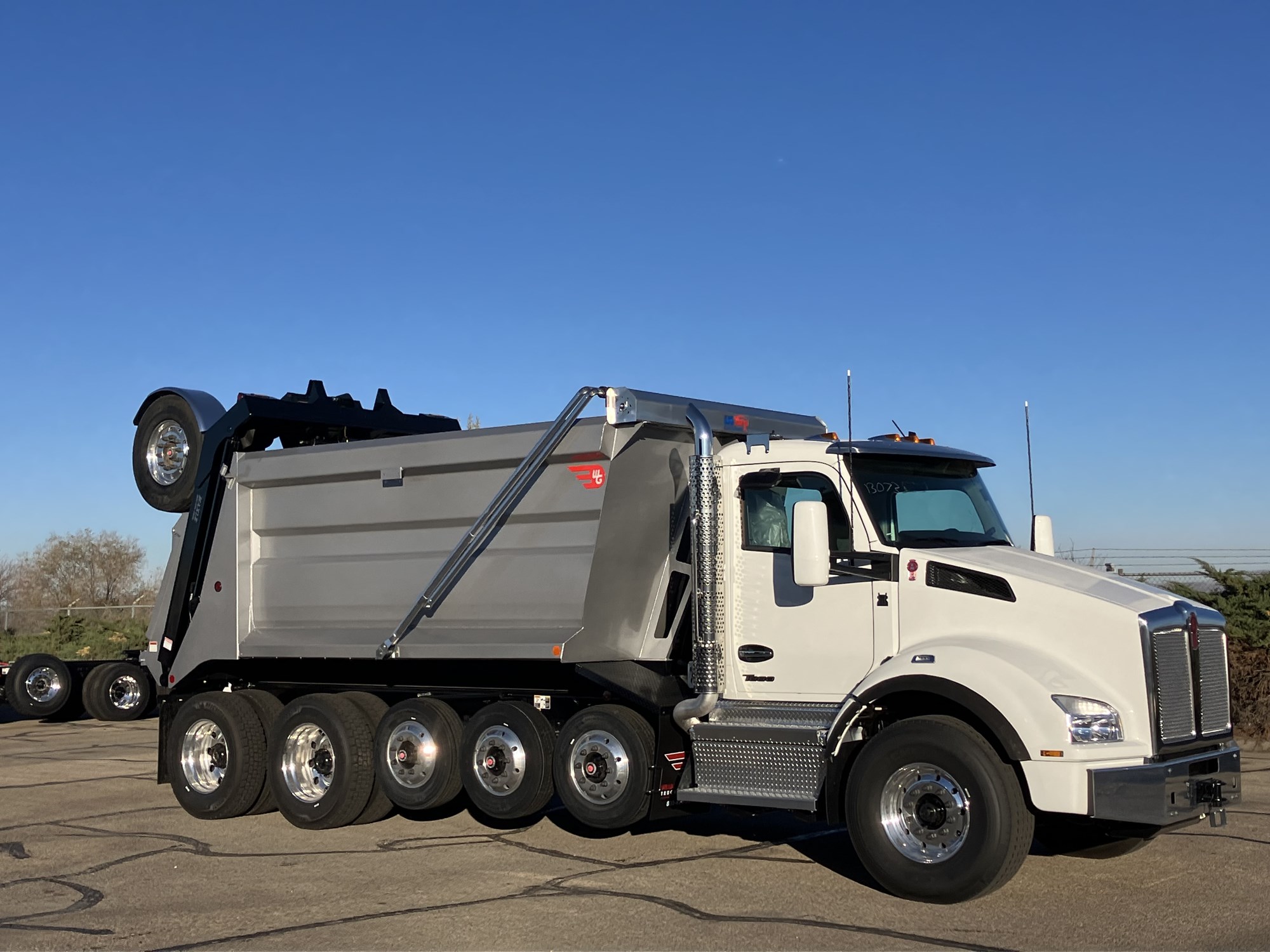 2026 Kenworth T880 - image 4