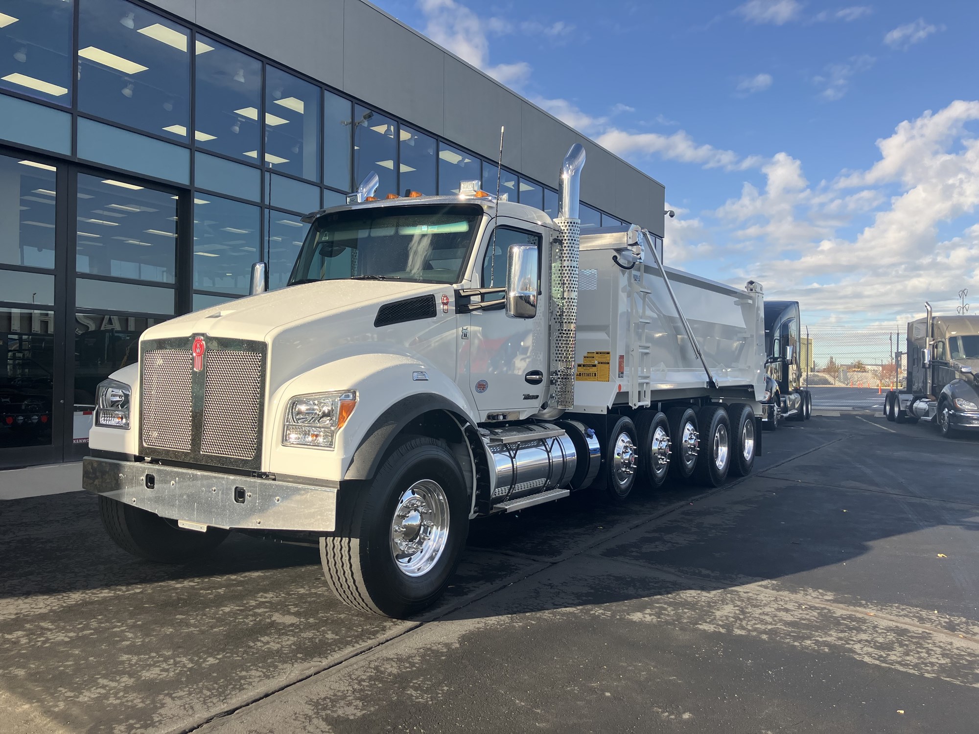 2026 Kenworth T880 - image 1