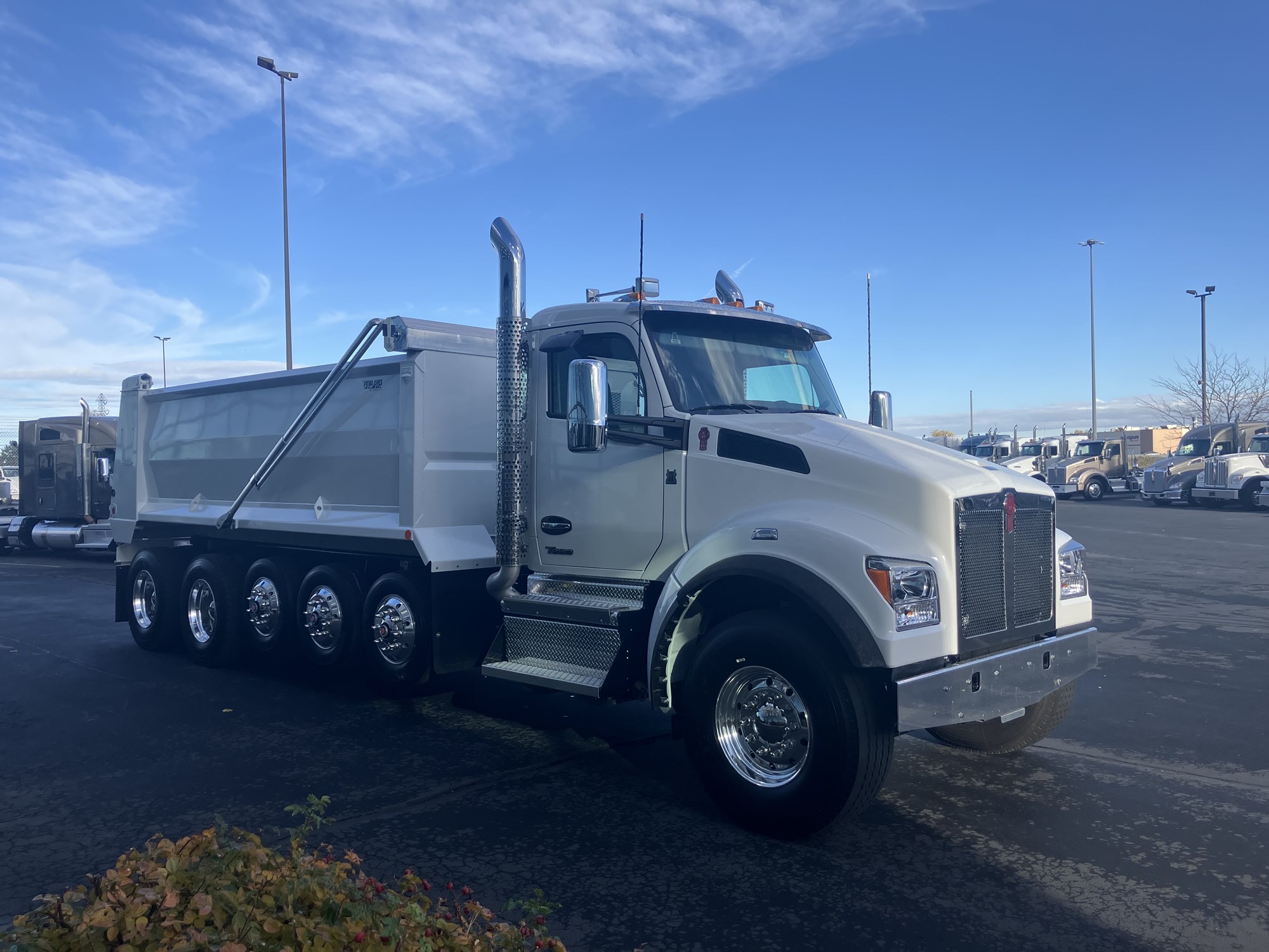 2026 Kenworth T880 - image 3