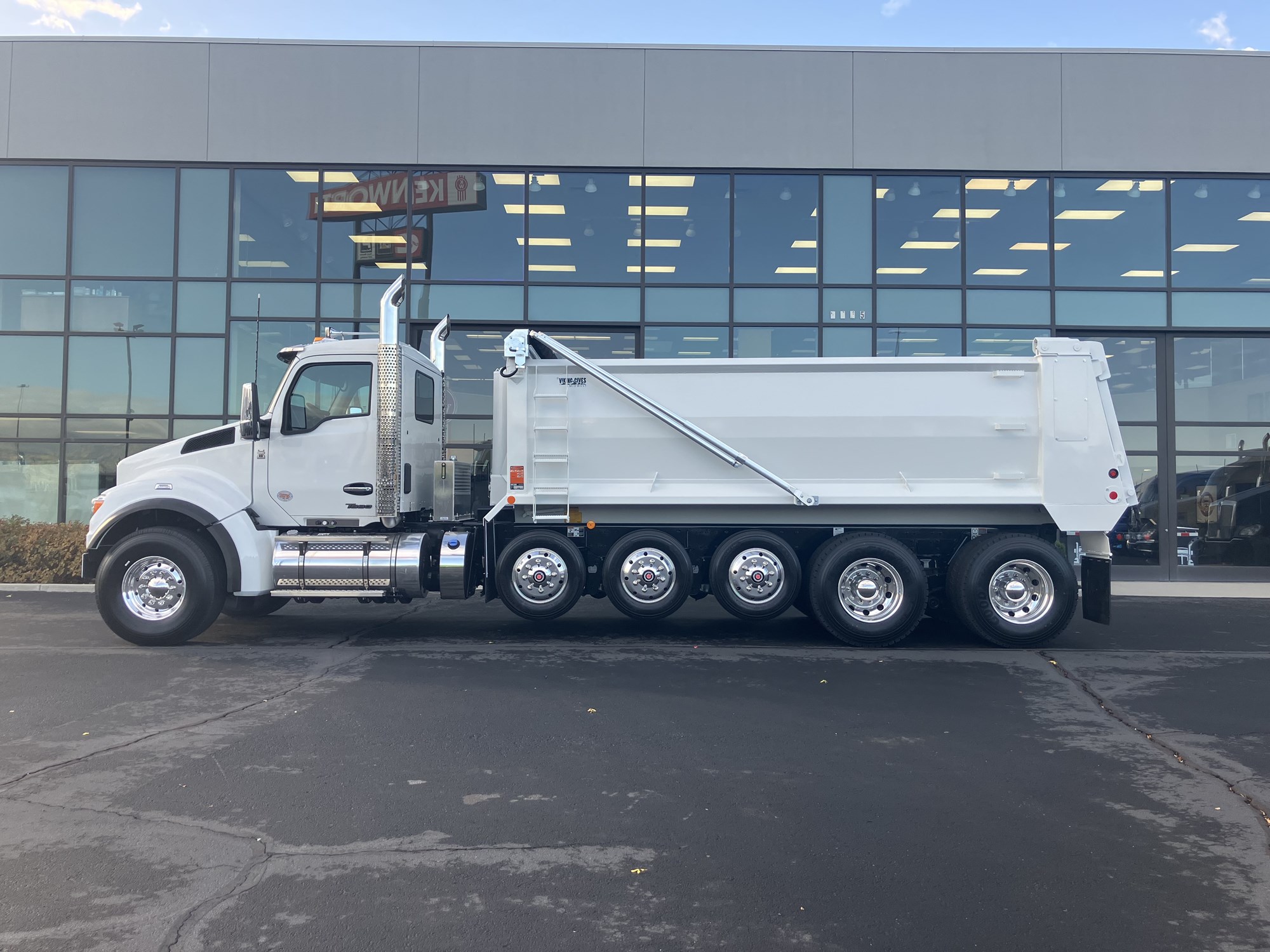 2026 Kenworth T880 - image 5