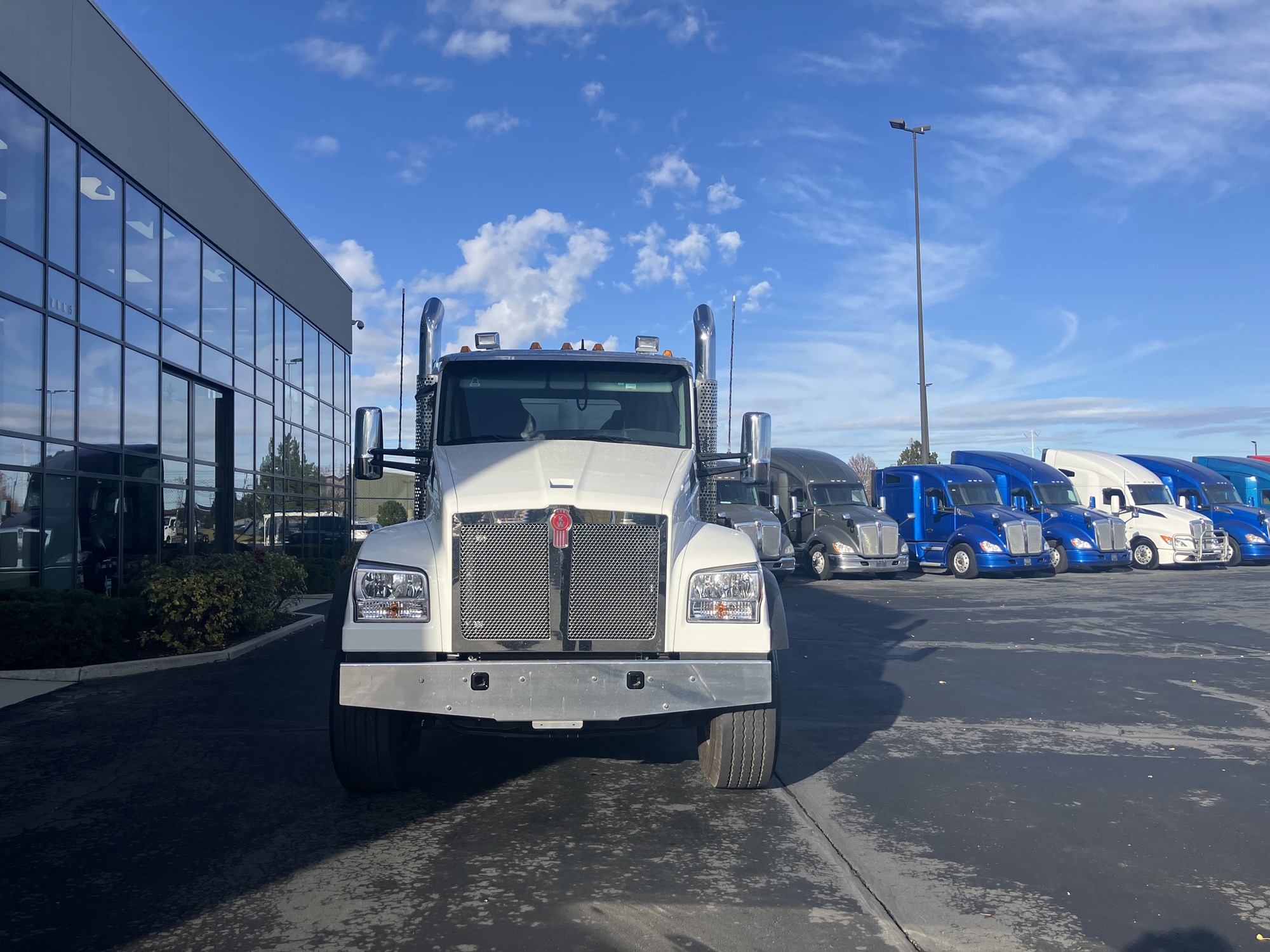 2026 Kenworth T880 - image 2