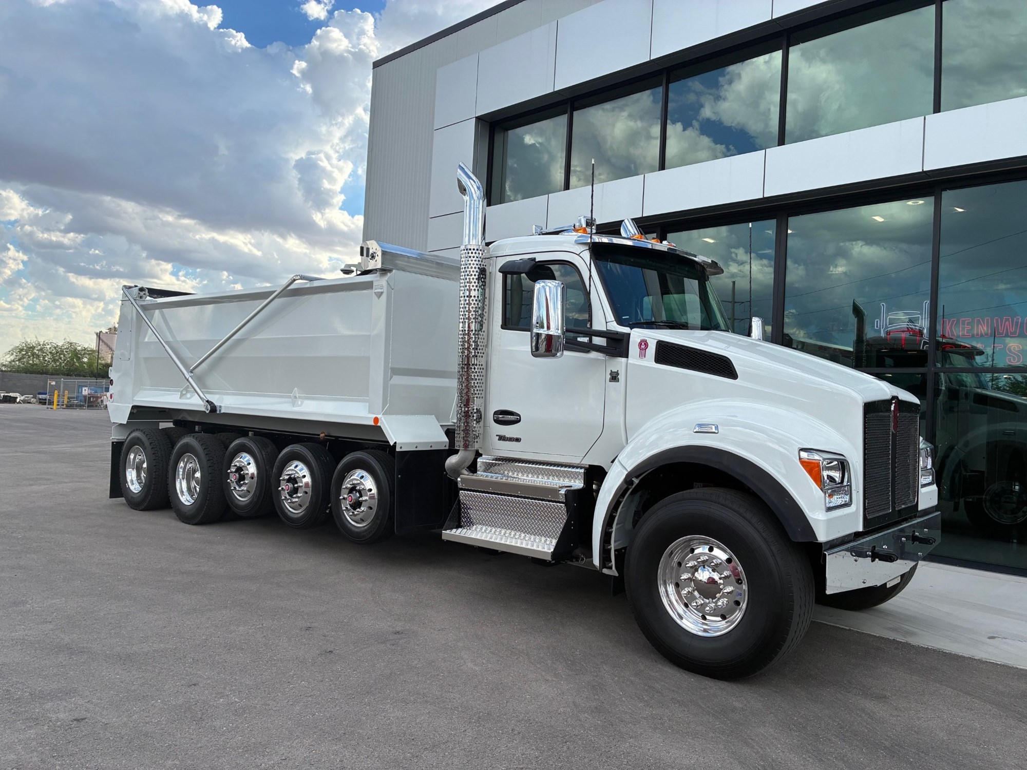 2026 Kenworth T880 - image 1