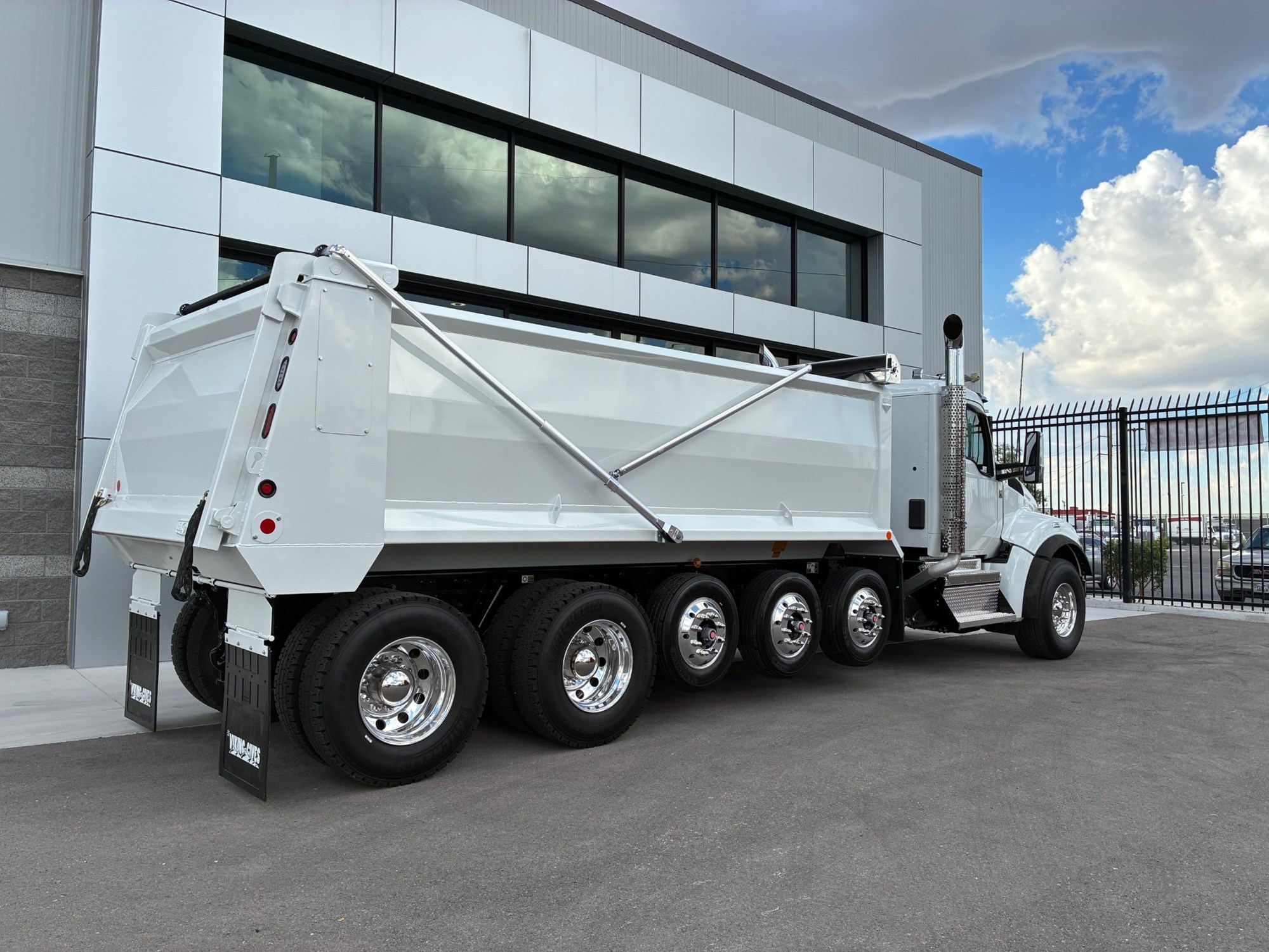 2026 Kenworth T880 - image 3