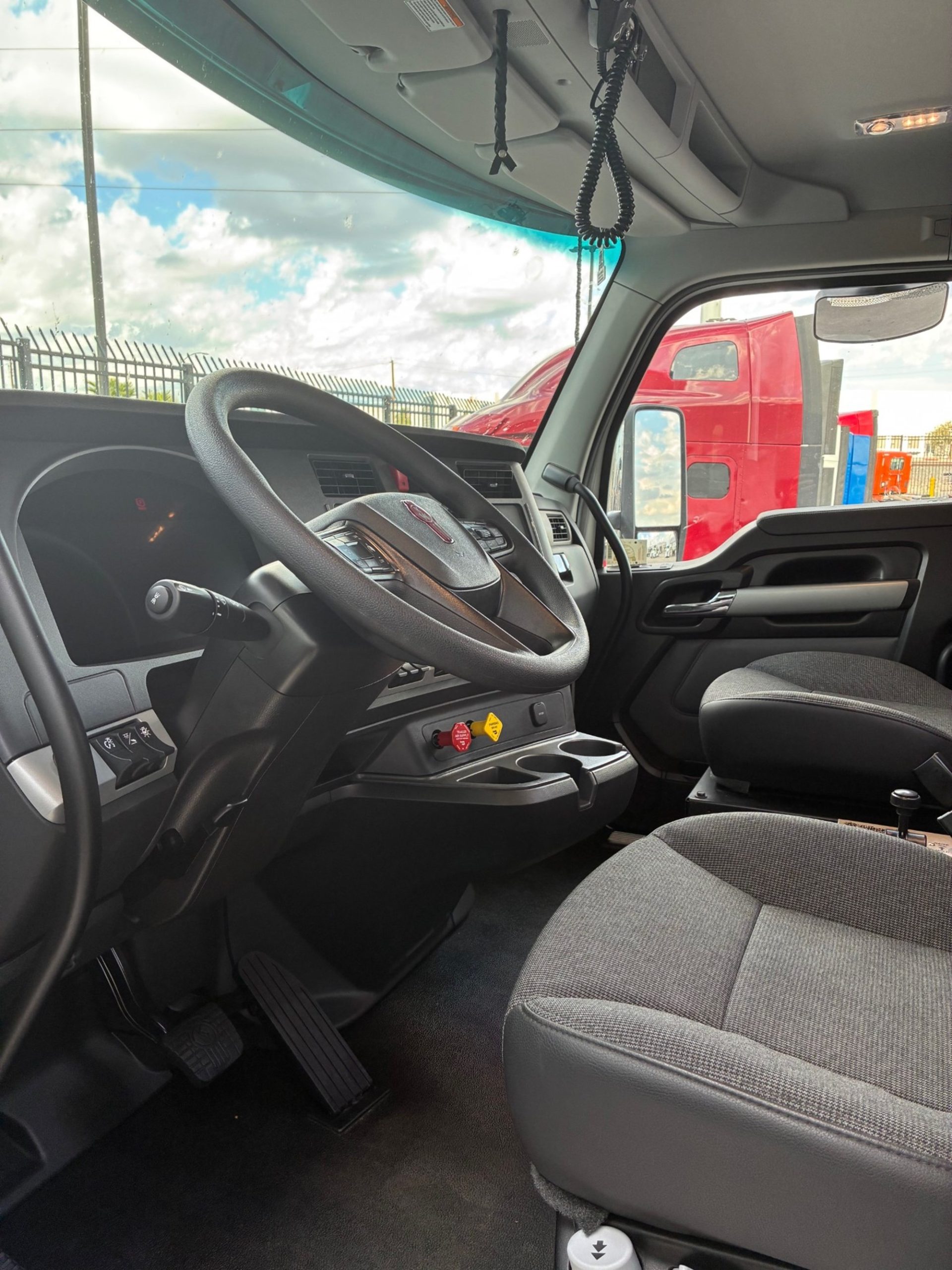 2026 Kenworth T880 - image 5